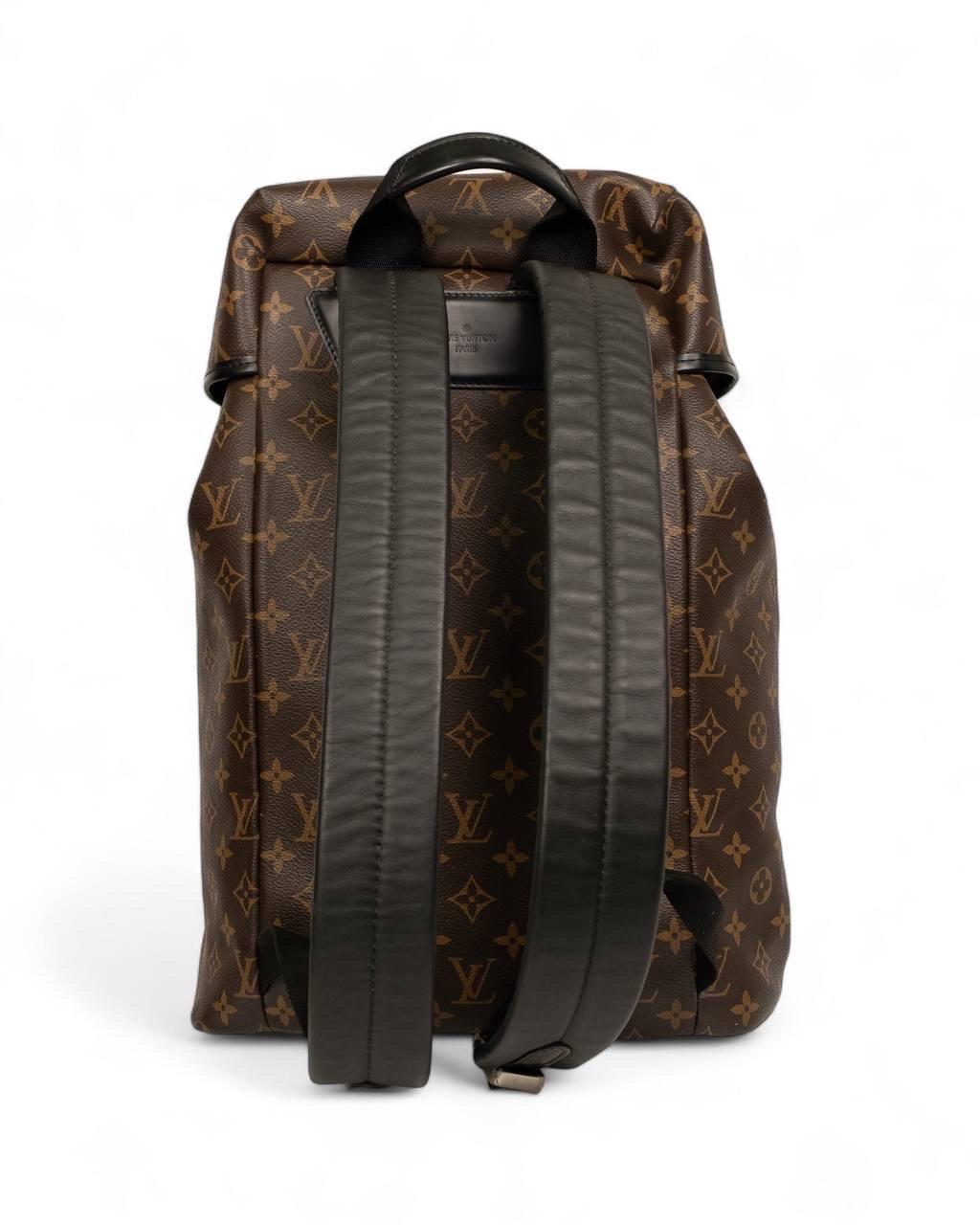 Zaino firmato Louis Vuitton, modello Zack Macassar, realizzato in tela marrone nella classica fantasia monogram con inserti neri e hardware argentati. Doté d'une patte supérieure avec chiusura a doppia fibbia ad incastro Regolabile et d'une chiusura