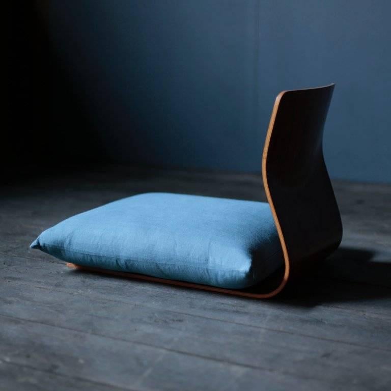 A single plywood bent into a three-dimensional curved surface, a simple structure.
It is beautiful rare seat chair.
The hole drilled in the seat surface prevents displacement of the cushion by friction with the tatami mat.
It was announced by Mr.
