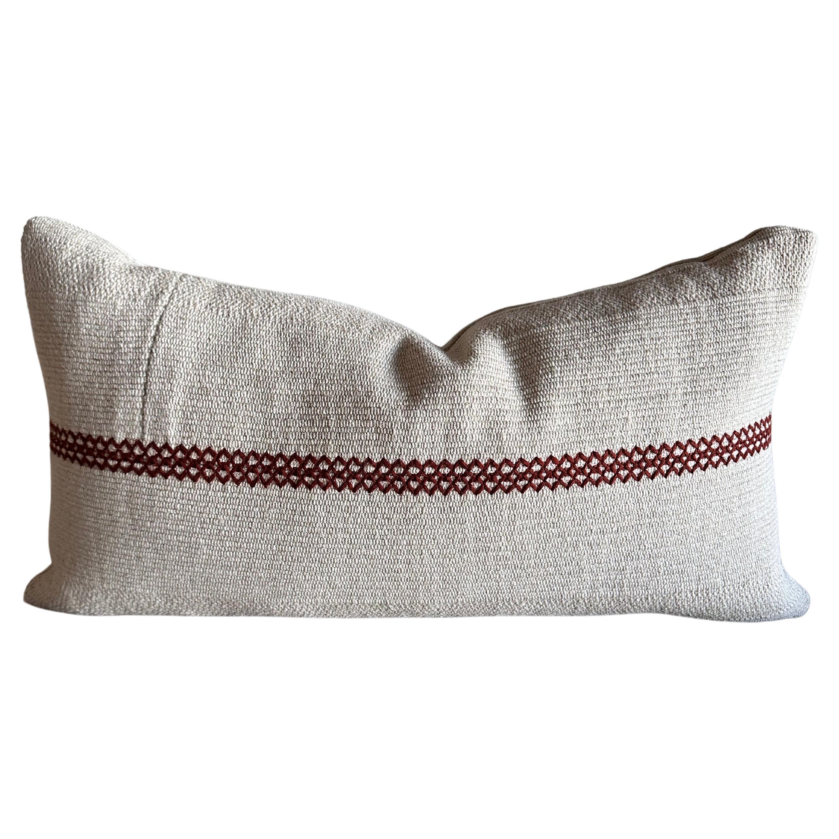 Coussin lombaire rouge Baratillo brodé ZAK + FOX en vente