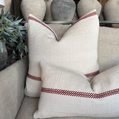 ZAK + FOX Oreiller brodé Baratillo rouge avec garniture en duvet