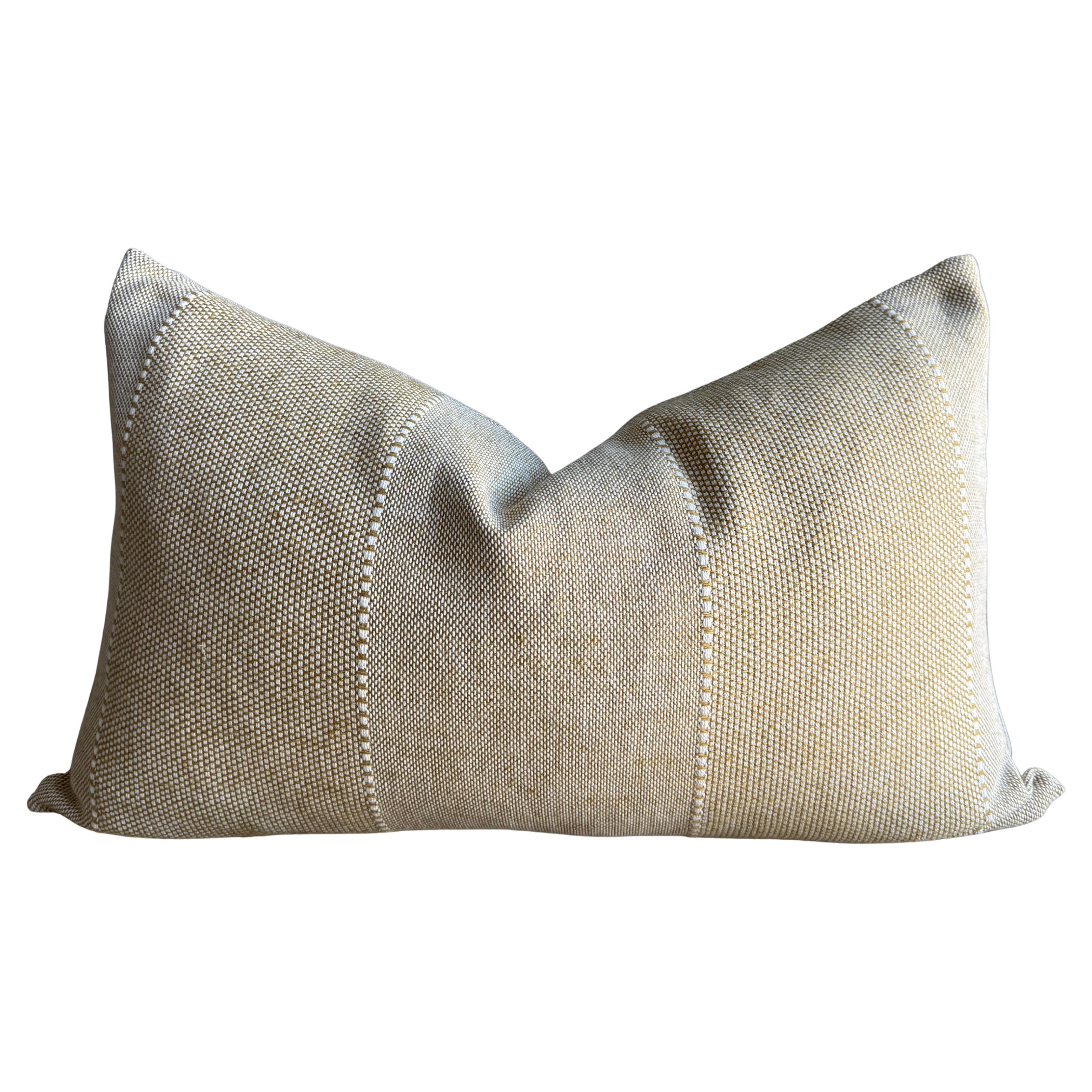 Almohada lumbar tejida de lino Zak & Fox con inserto de plumas de plumón en venta