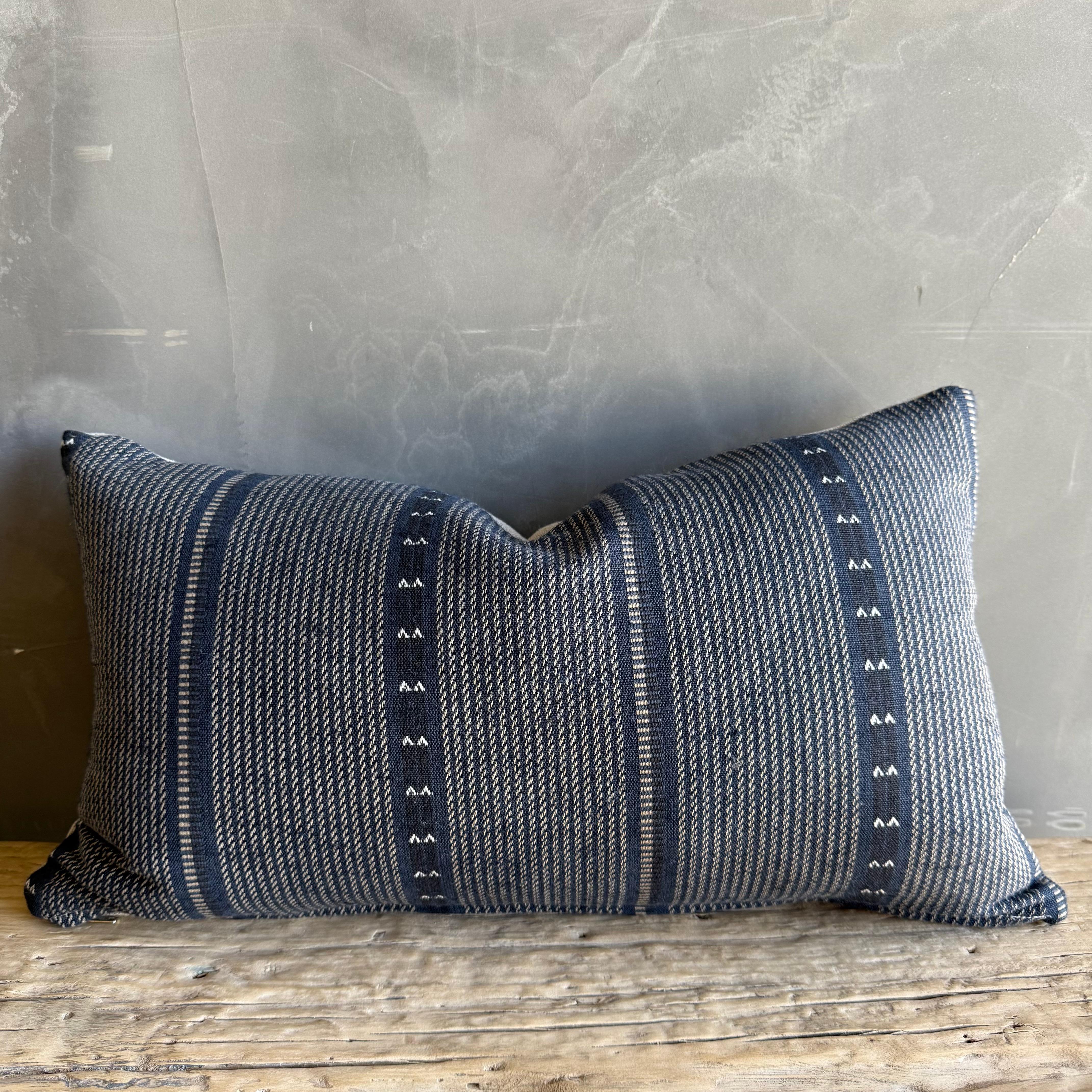 ZAK + FOX - Poncho in lino e cotone di colore blu.

Chiusura con cerniera in ottone anticato con bordi cuciti a punto overlock

colore: blu navy

Si tratta di un tessuto artigianale. Piccole irregolarità sono intrinseche all'intreccio e sono un