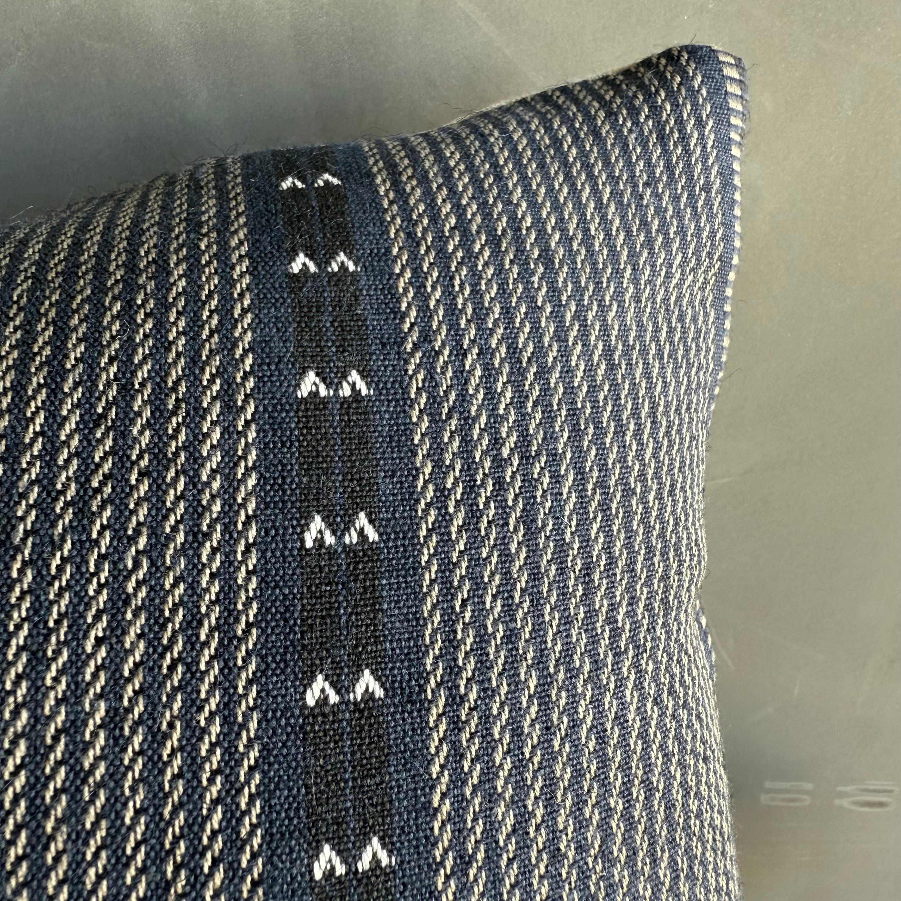 Cuscino Zak & Fox Lumbar Blue Poncho con inserto in piuma d'oca In condizioni Nuovo in vendita a Old Town Orange, CA