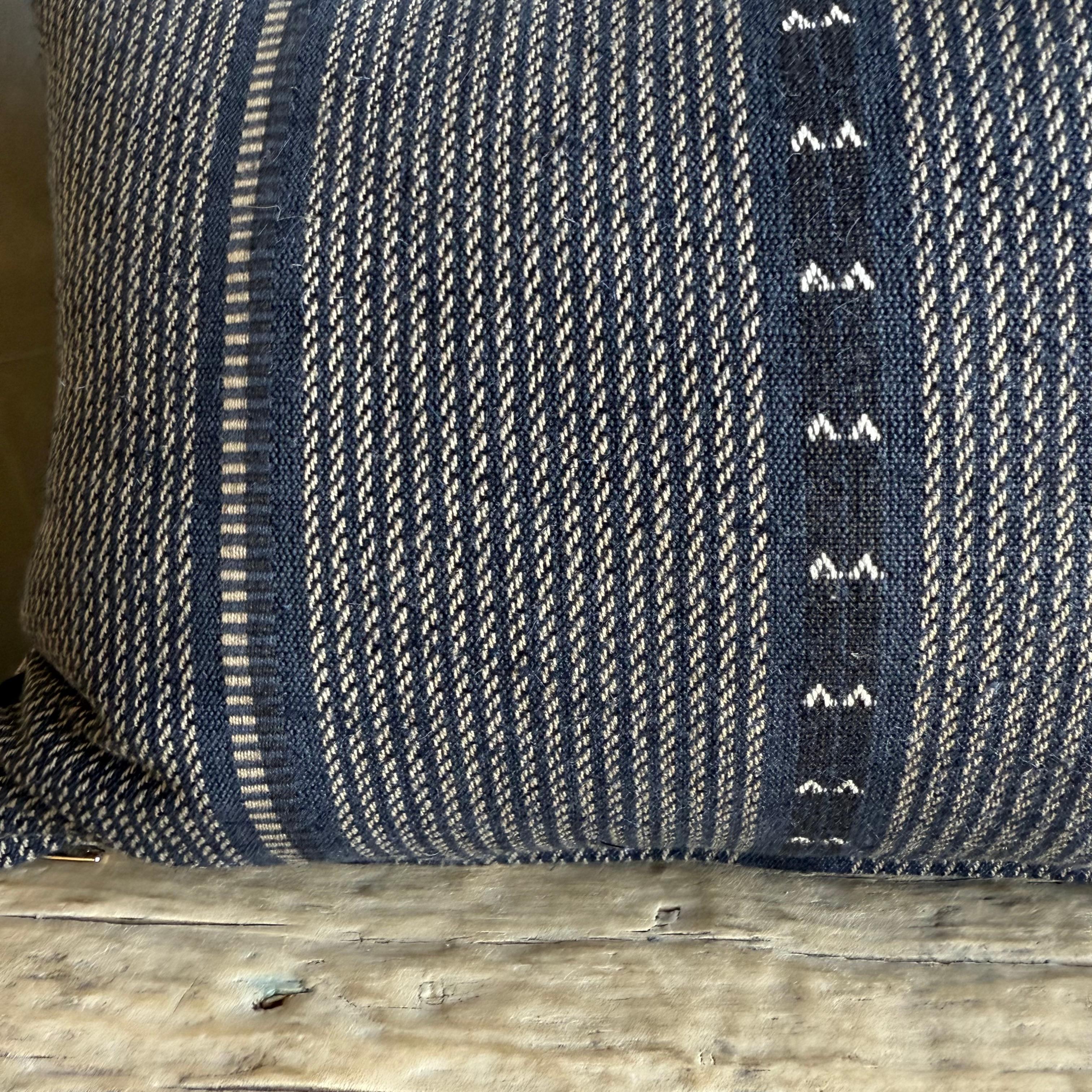 XXI secolo e contemporaneo Cuscino Zak & Fox Lumbar Blue Poncho con inserto in piuma d'oca in vendita