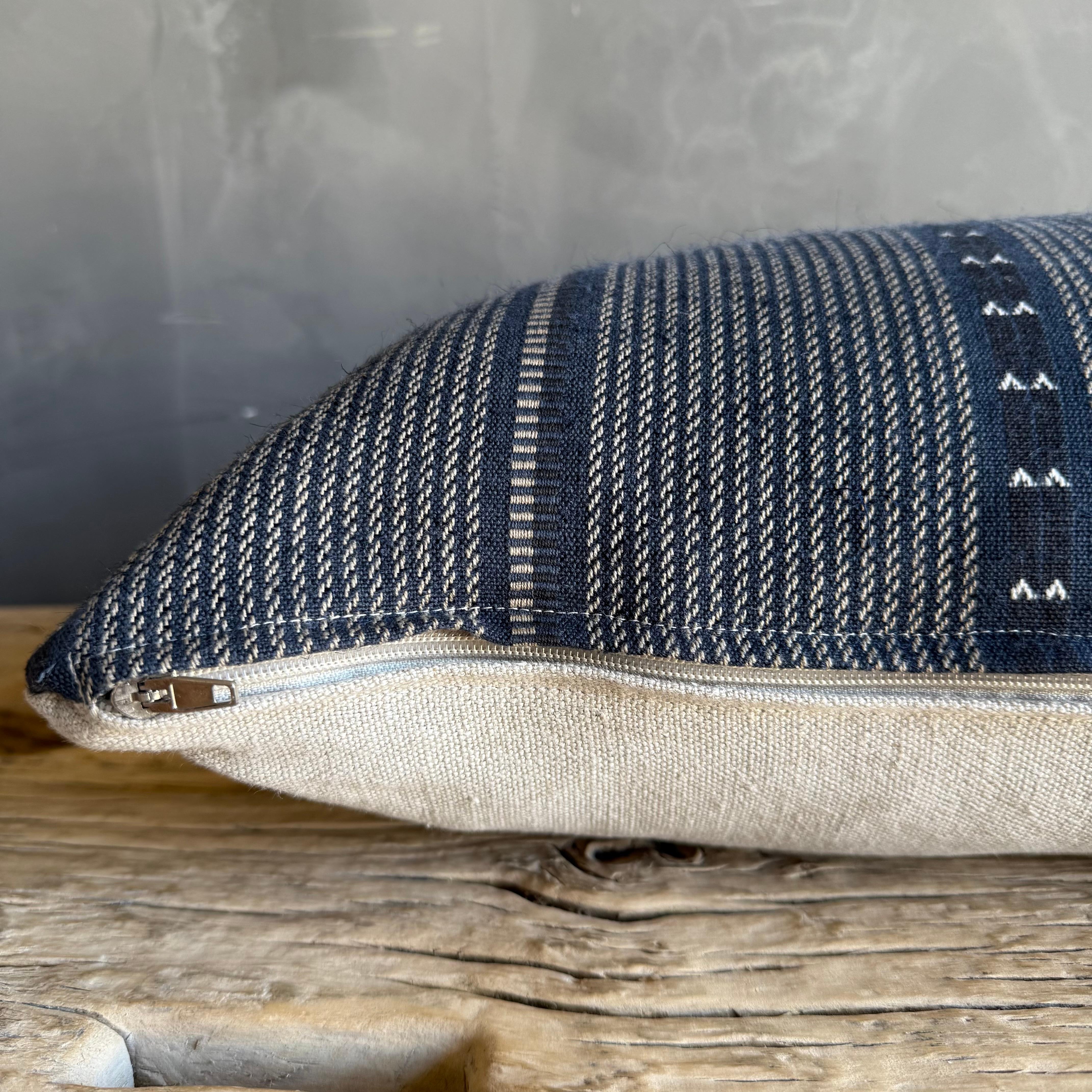 Cotone Cuscino Zak & Fox Lumbar Blue Poncho con inserto in piuma d'oca in vendita