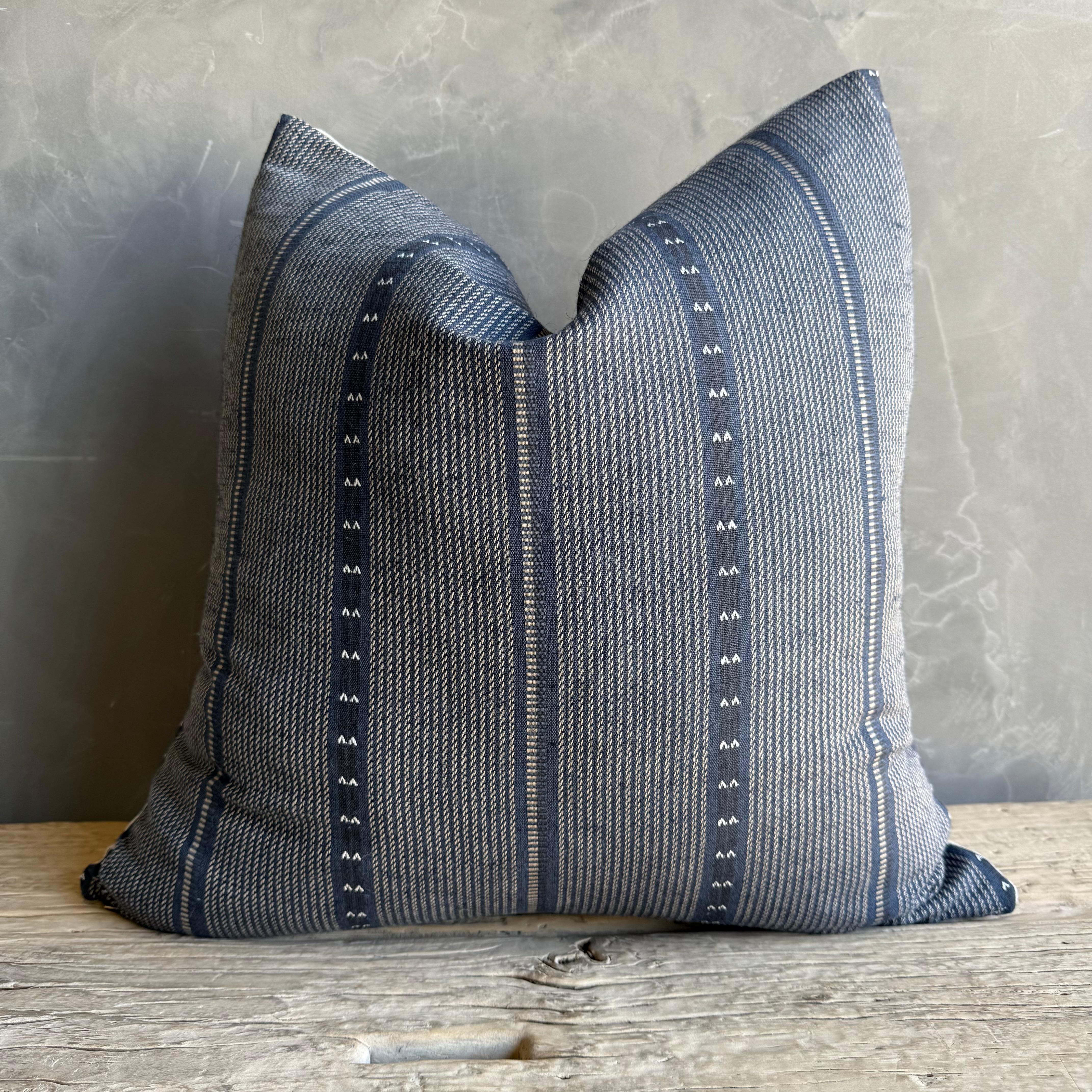 Oreiller en lin Zak and Fox avec garniture en plumes de duvet.
Taille 22x22
Fermeture à glissière, support en lin.
Support 100% lin
60% coton / 40% jute
A.I.C. : lavable en machine jusqu'à 30°C.
MARTINDALE 10 000