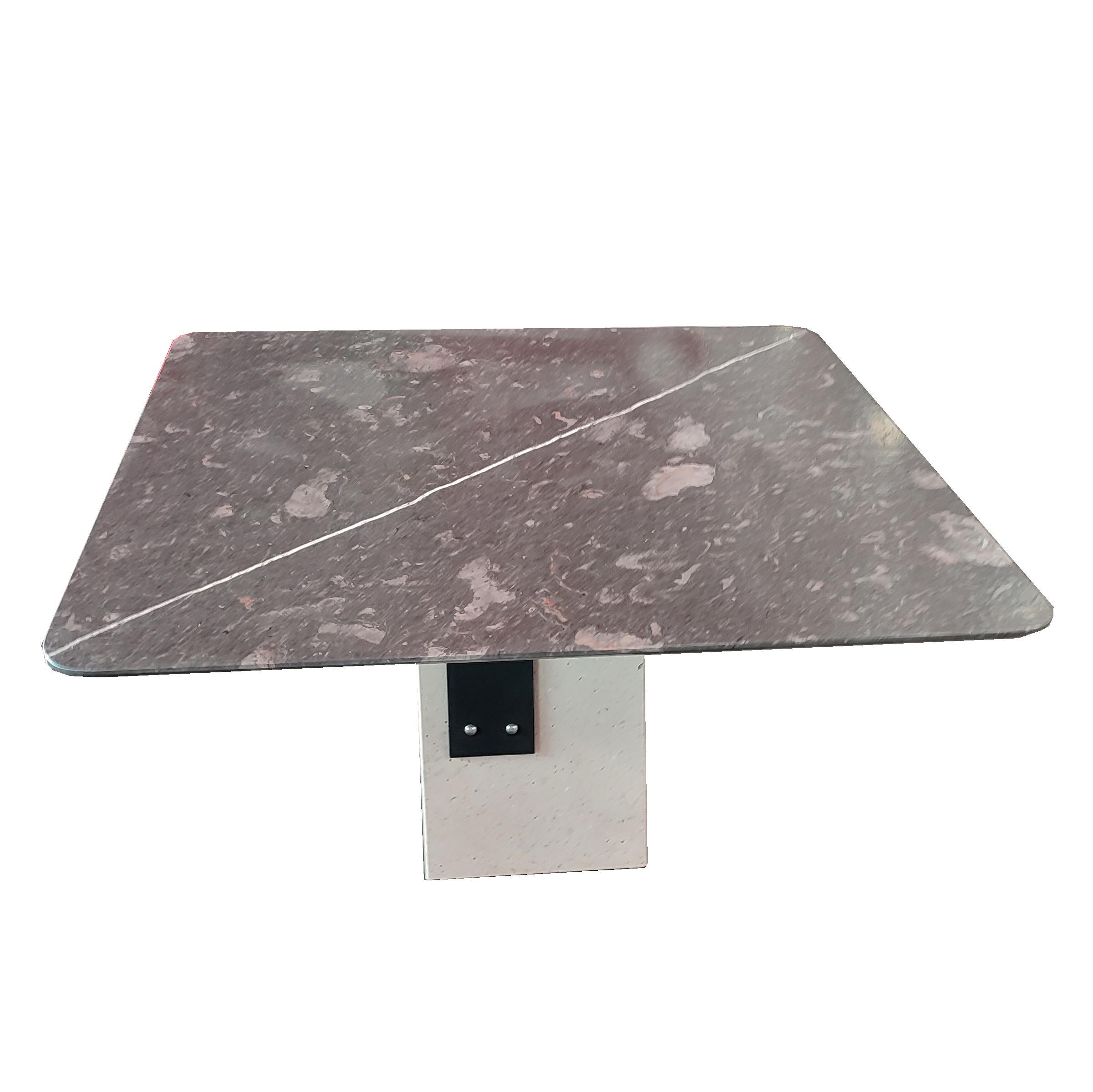 ZALEO Dining Marble Contemporary Table Campaspero & Purple Stone Meddel Auf Lager.
Dieser Designer-Marmortisch basiert auf einem zentralen Sockel aus Campaspero-Sandstein, der ursprünglich aus Kastilien in Spanien stammt, der gleichen Region wie die