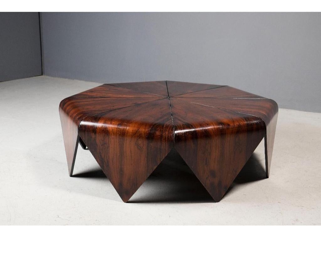 The Petala center table, designed by Jorge Zalszupin in the 1960s, showcases a minimalistic and cleverly constructed aesthetic.
Composed of eight hardwood 
