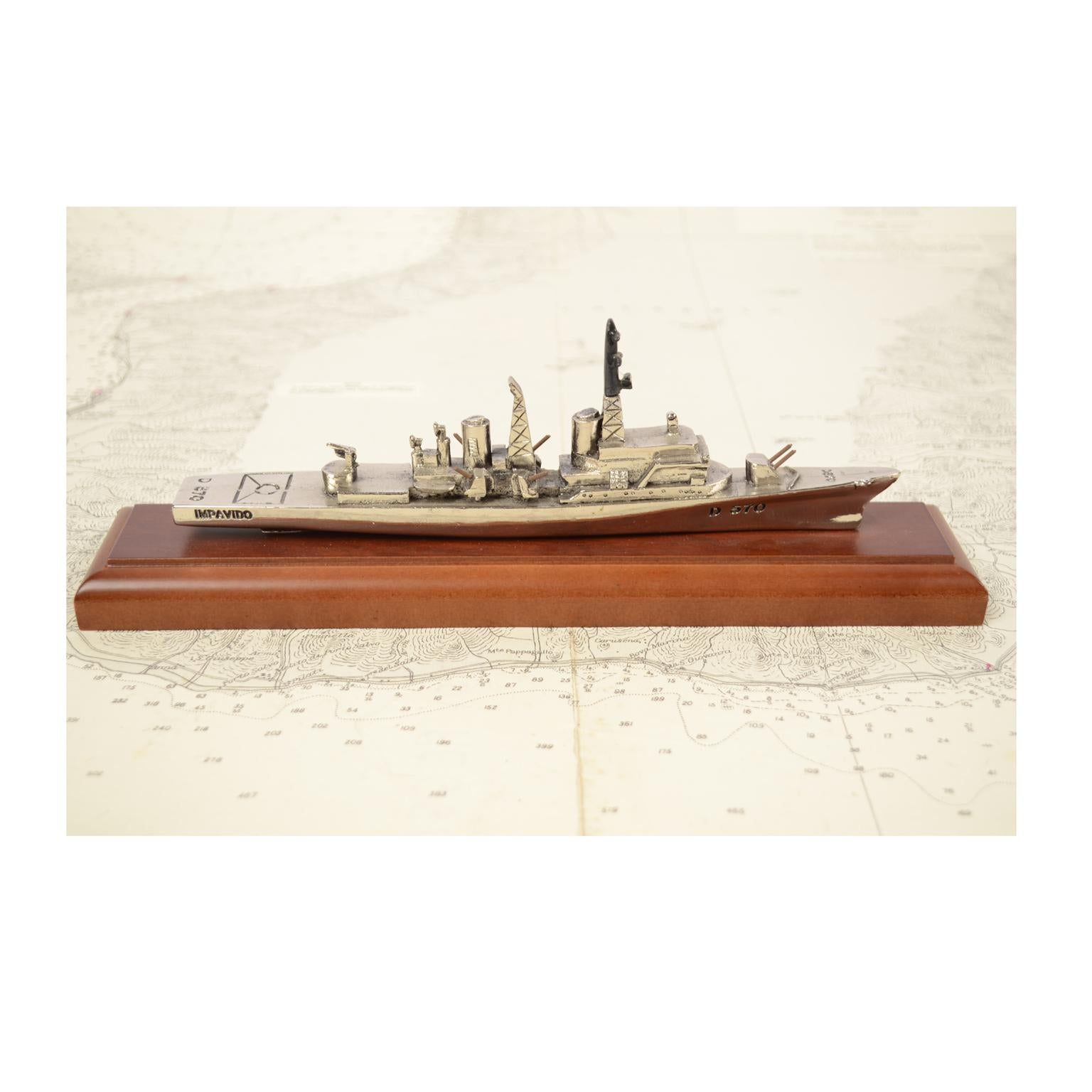 Scale model made of zama of the destroyer Impavido D570 launched in 1963; it was demolished in 2000. Mounted on wooden board. Very good condition. Cm 26x5 h 8.5 - inches 10.23x1.96 h 3.34. 