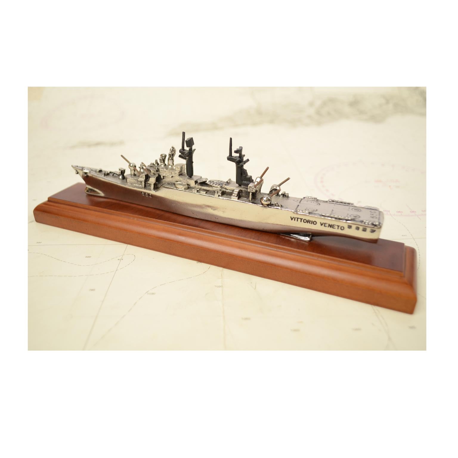 Scale model made of Zama of the missile launcher and helicopter holder Vittorio Veneto C550, built by Navalmeccanica and launched in 1967. The ship has been disarmed since 2006. Measures 26 x 5 cm H 8. Very good condition.