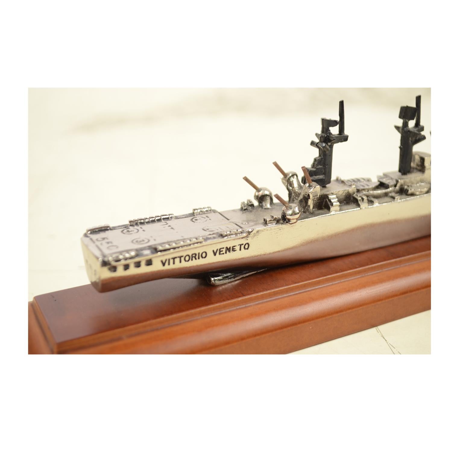 Zama Model of the Ship Vittorio Veneto Mounted on a Wooden Base In Excellent Condition In Milan, IT