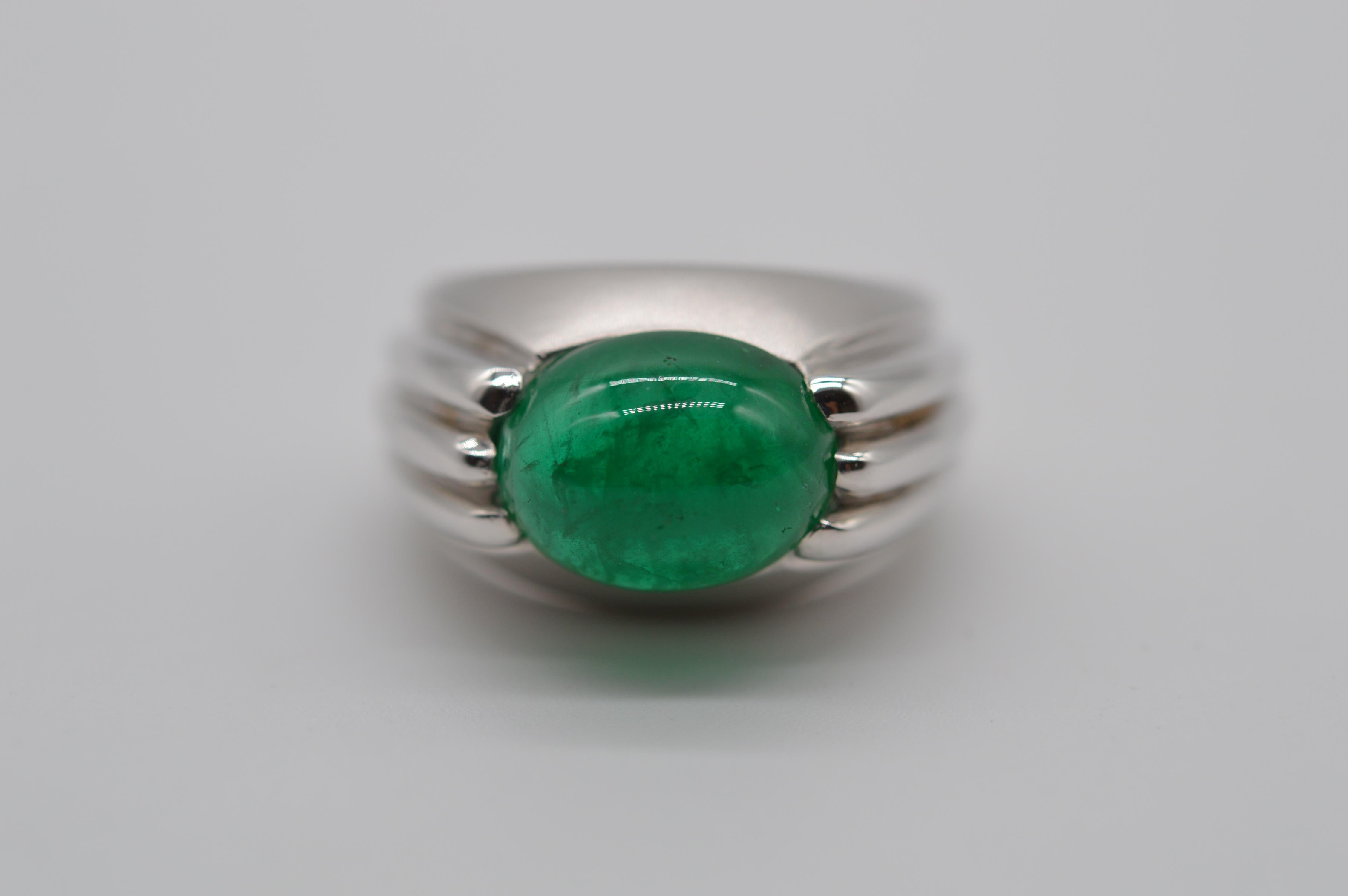 Zambian Cabochon Emerald Ring 7.25 carats Unworn
Mounted in an 18K White Gold Ring
The ring size is 59
The total weight is 21 grams
Unworn condition