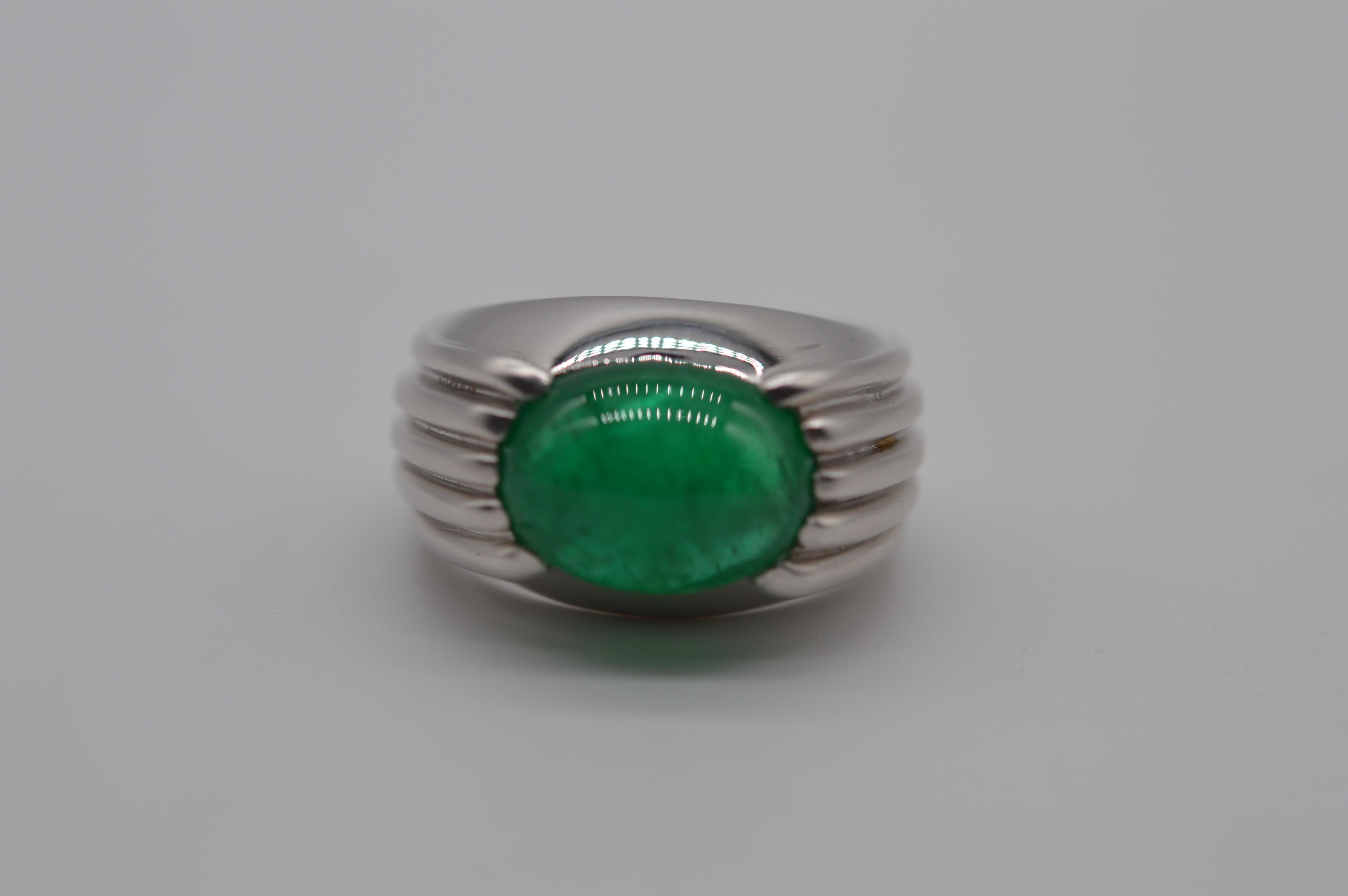Zambian Cabochon Emerald Ring 7.82 carats Unworn
Mounted in an 18K White Gold Ring
The ring size is 61
The total weight is 25 grams
Unworn condition