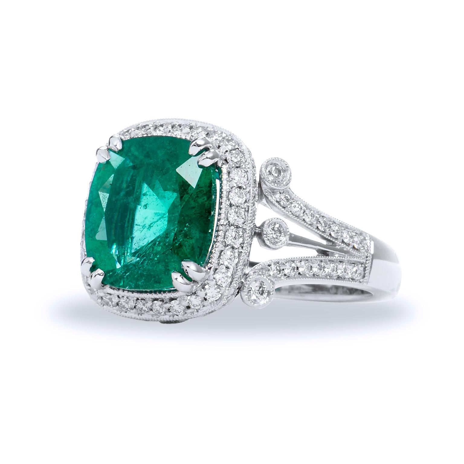 Zambianischer Smaragd-Diamant-Ring mit Kissenschliff (Smaragdschliff) im Angebot