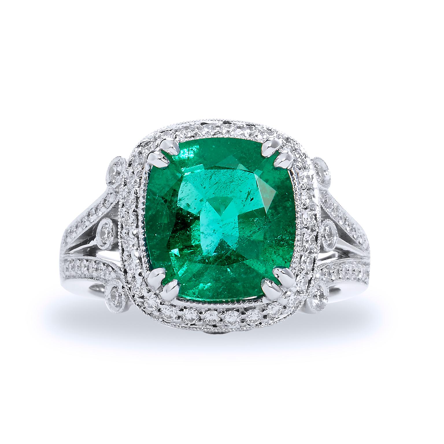 Zambianischer Smaragd-Diamant-Ring mit Kissenschliff im Zustand „Neu“ im Angebot in Miami, FL
