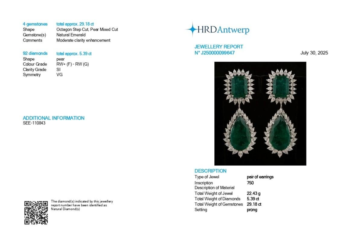 Coulées dans de l'or 18 carats, ces boucles d'oreilles exquises sont serties de 29,18 carats d'émeraude et de 5,39 carats de diamants étincelants. L'émeraude, pierre de naissance du mois de mai, est censée améliorer l'intellect et attirer la