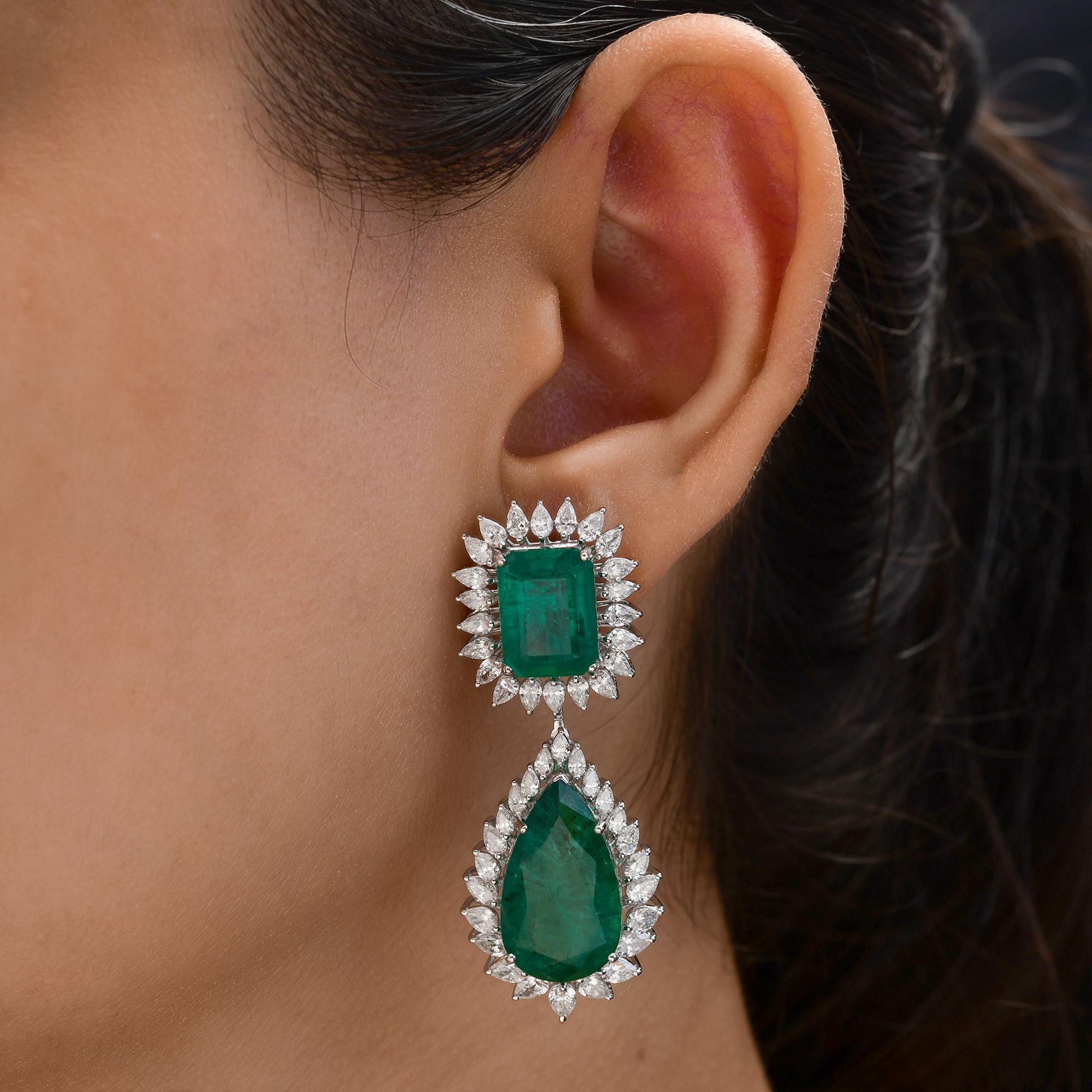 Art déco Boucles d'oreilles pendantes en or 18k certifiées HRD avec émeraude zambienne 29,18ct et halo de diamant 5,39ct en vente