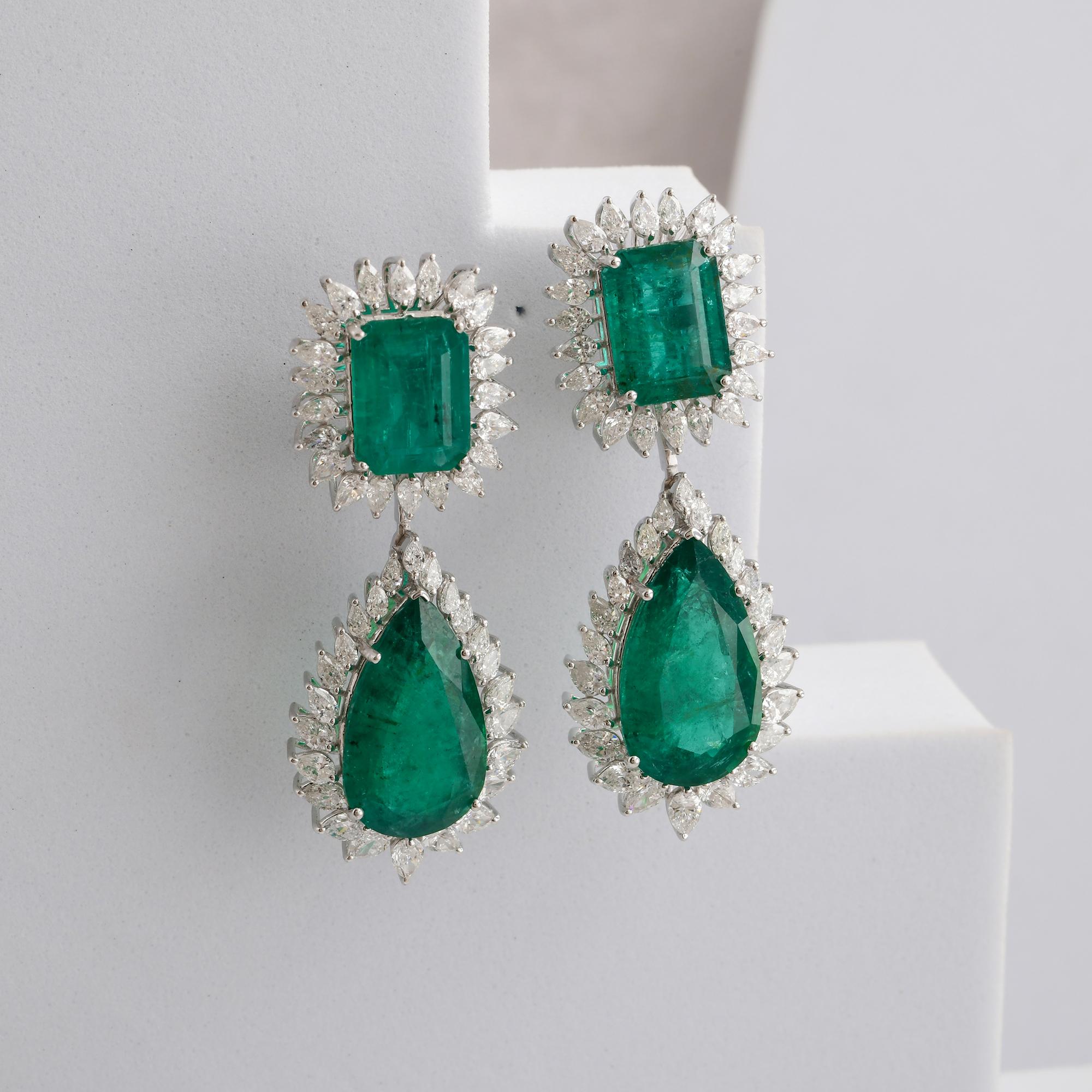 Boucles d'oreilles pendantes en or 18k certifiées HRD avec émeraude zambienne 29,18ct et halo de diamant 5,39ct Neuf - En vente à Diera, Dubai