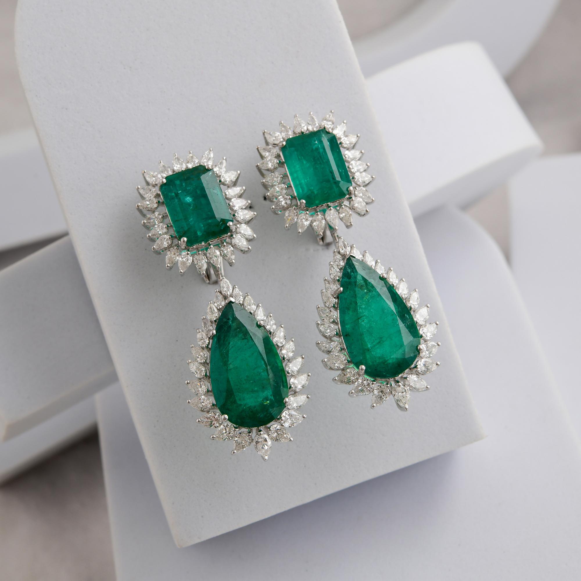 Boucles d'oreilles pendantes en or 18k certifiées HRD avec émeraude zambienne 29,18ct et halo de diamant 5,39ct en vente 1