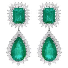 Boucles d'oreilles pendantes en or 18k certifiées HRD avec émeraude zambienne 29,18ct et halo de diamant 5,39ct