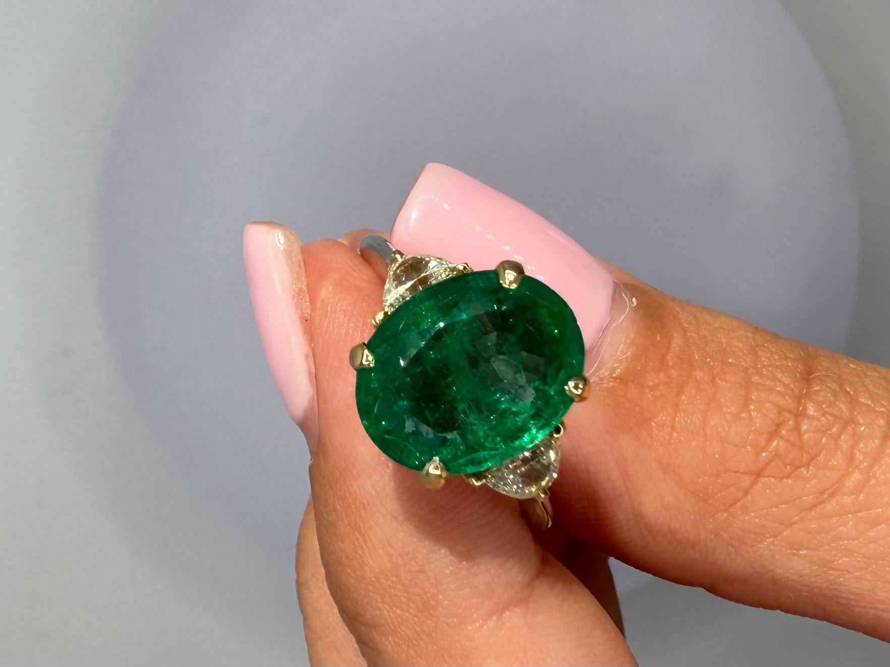 Questo eccezionale anello presenta uno smeraldo ovale di 4,07 carati di colore verde vivo, elegantemente incastonato nel platino. Il tono ricco e la bellezza naturale dello smeraldo sono evidenziati dal taglio aperto e brillante che cattura la luce