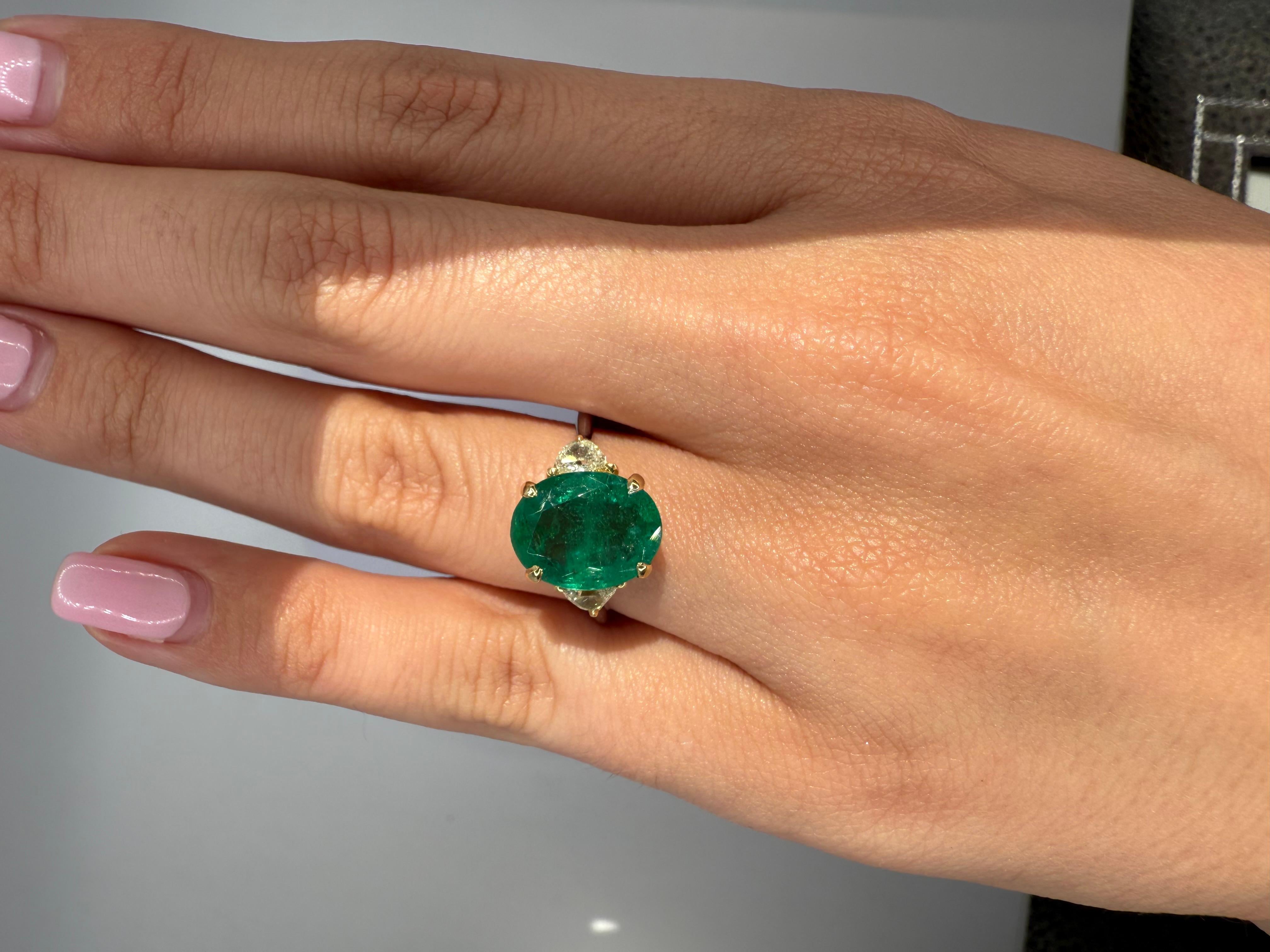 Taglio ovale Smeraldo dello Zambia 4,07 carati Anello con tre pietre in vendita