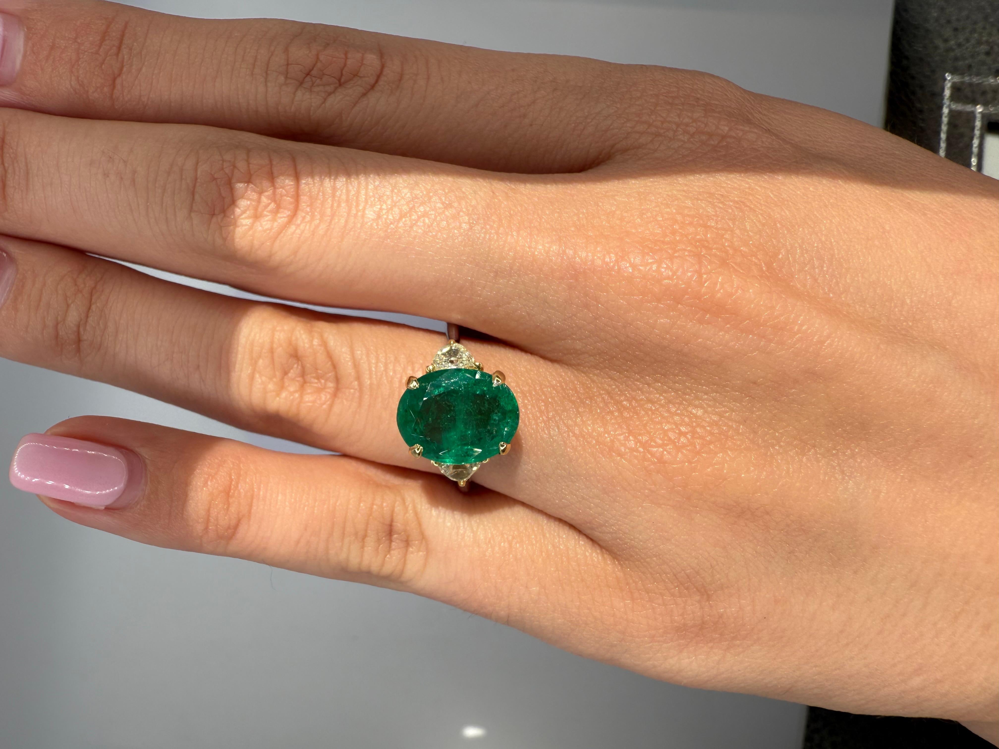 Smeraldo dello Zambia 4,07 carati Anello con tre pietre In condizioni Nuovo in vendita a Los Angeles, CA