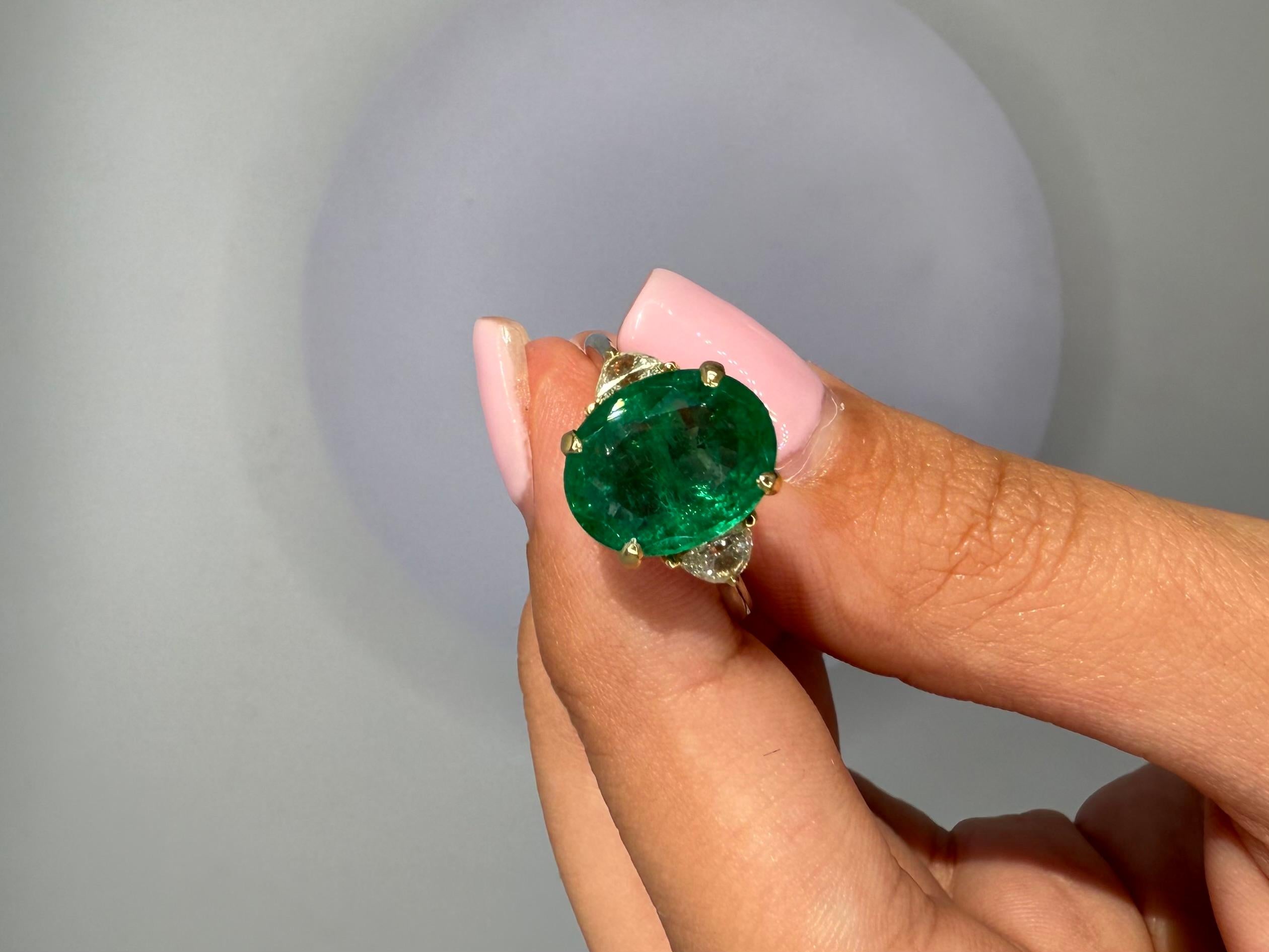 Smeraldo dello Zambia 4,07 carati Anello con tre pietre in vendita 3
