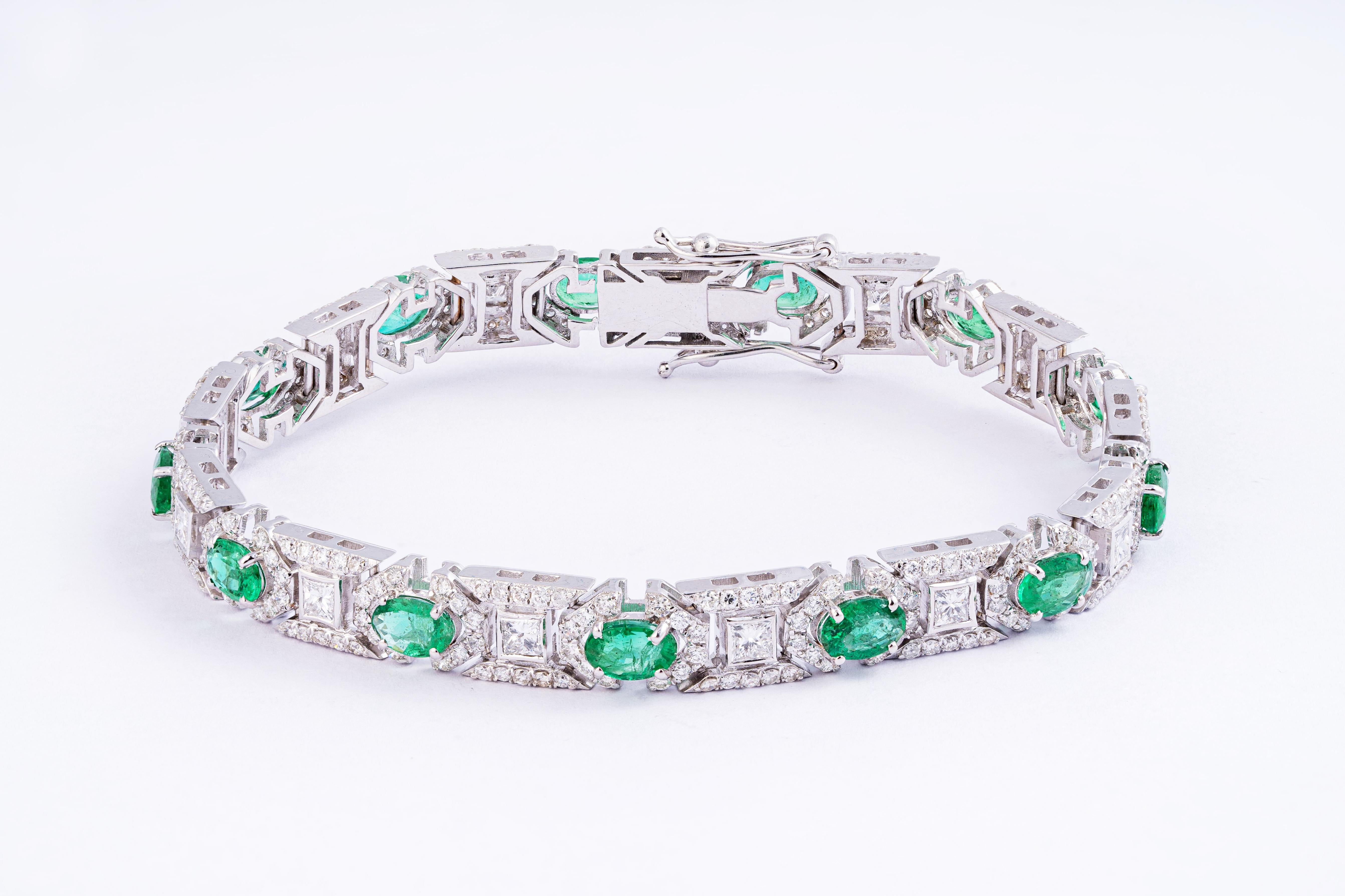 Si tratta di un meraviglioso braccialetto tennis in smeraldi naturali dello Zambia.
diamanti di buona qualità con purezza vsi e colore G 
smeraldo : 5,85cts
diamanti: 4,06cts
oro: 20,17 g
Per questo motivo ho cercato di aggiungere foto scattate