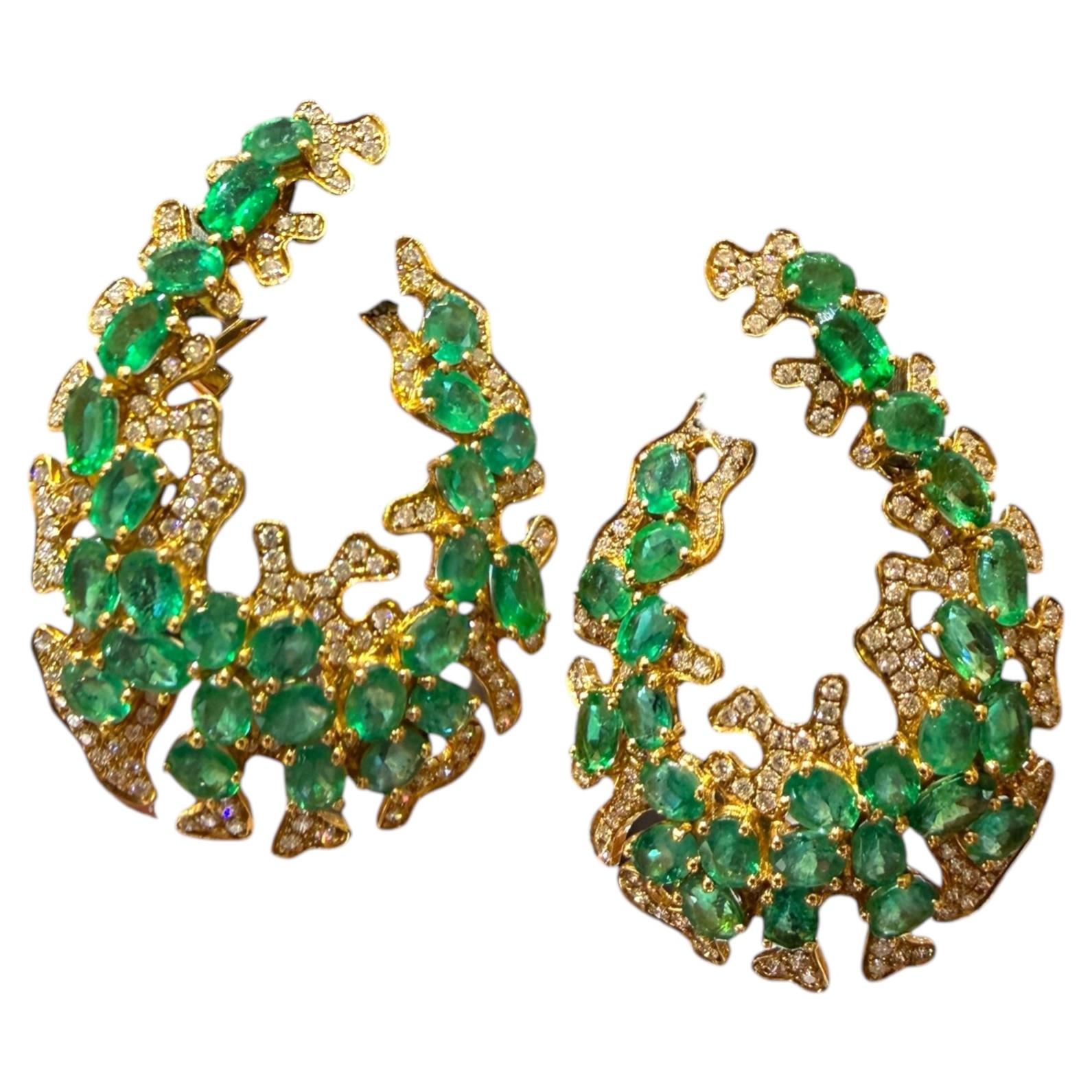 Orecchini in oro giallo 18 carati con smeraldi e diamanti, stile contemporaneo