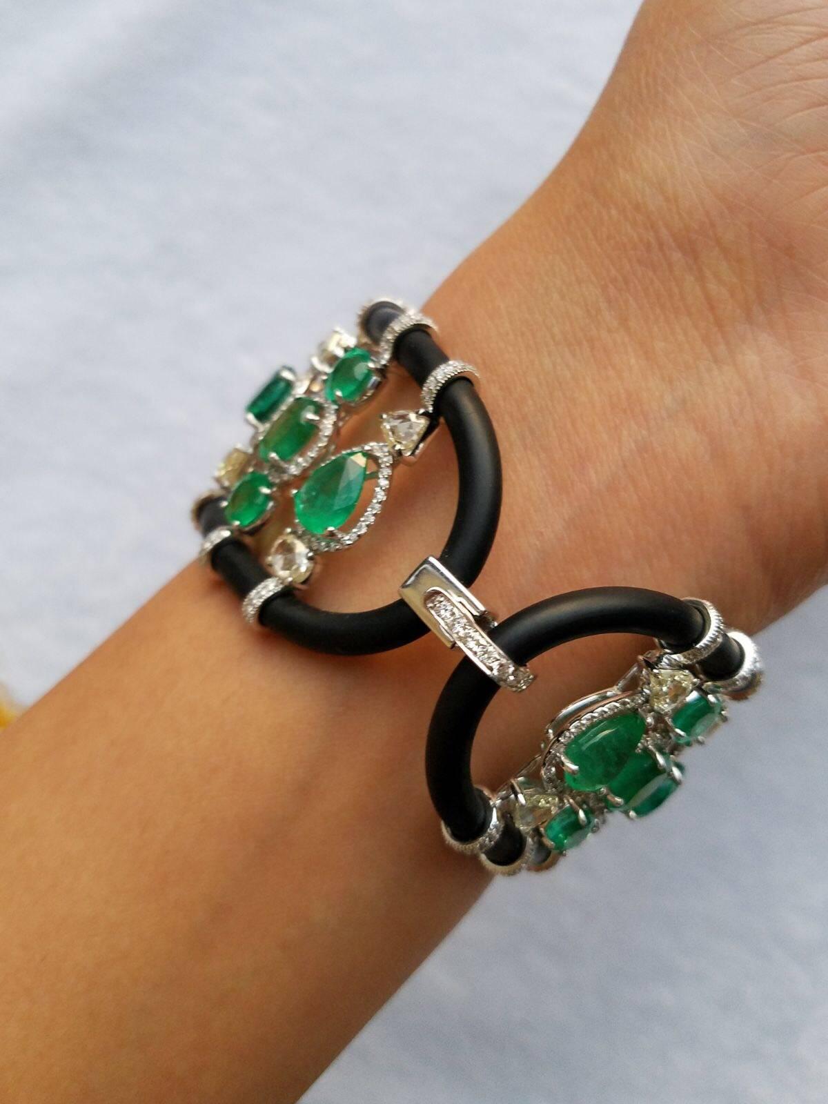 Zambian Emerald and Diamond 18 Karat Gold Bracelet In Excellent Condition In Bangkok, Thailand