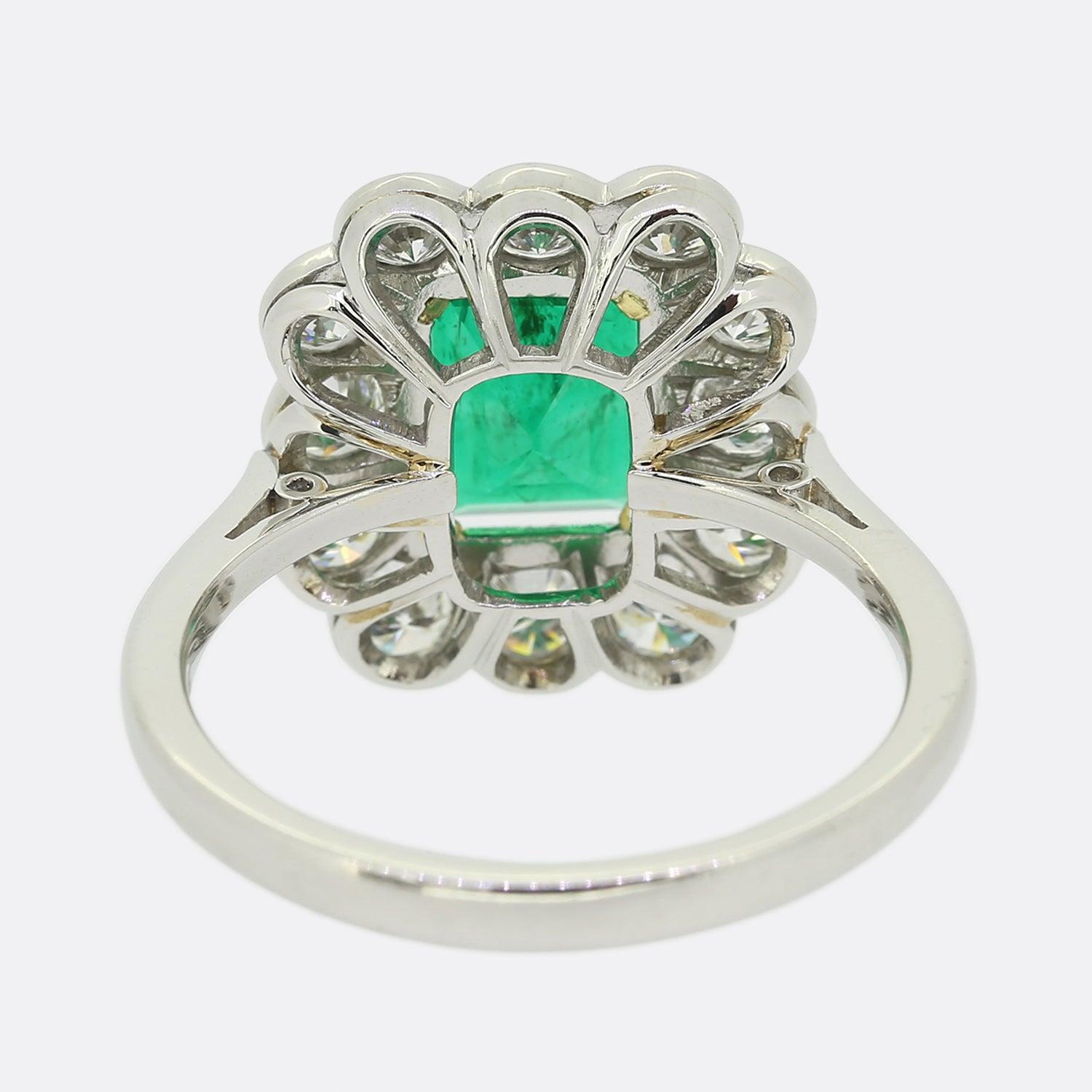 Zambian Emerald and Diamond Cluster Ring In Good Condition For Sale In London, GB