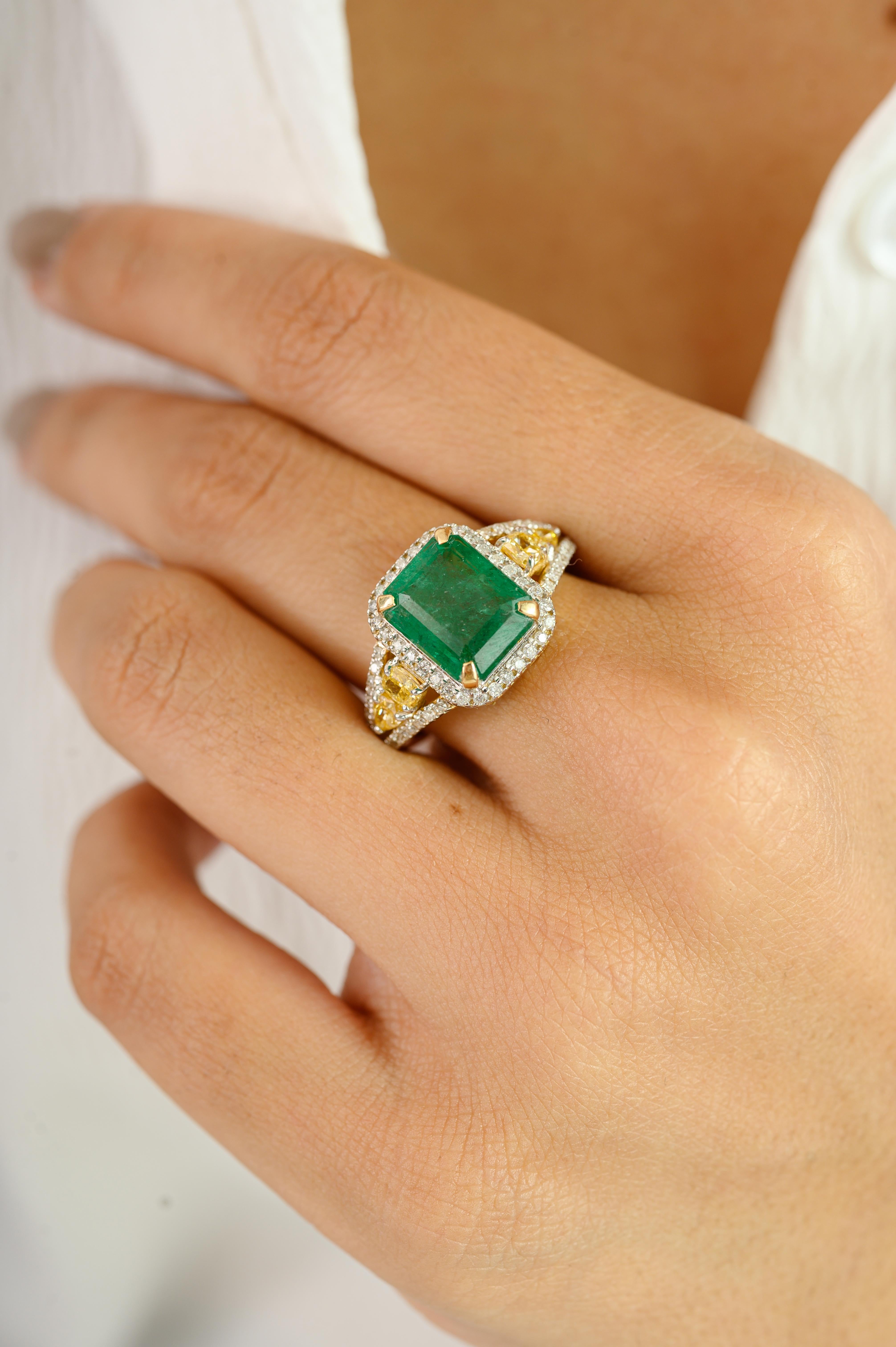 En venta: Zambian Emerald and Diamond Wedding Ring in 14k Yellow gold Perfect Luxury Gift  10