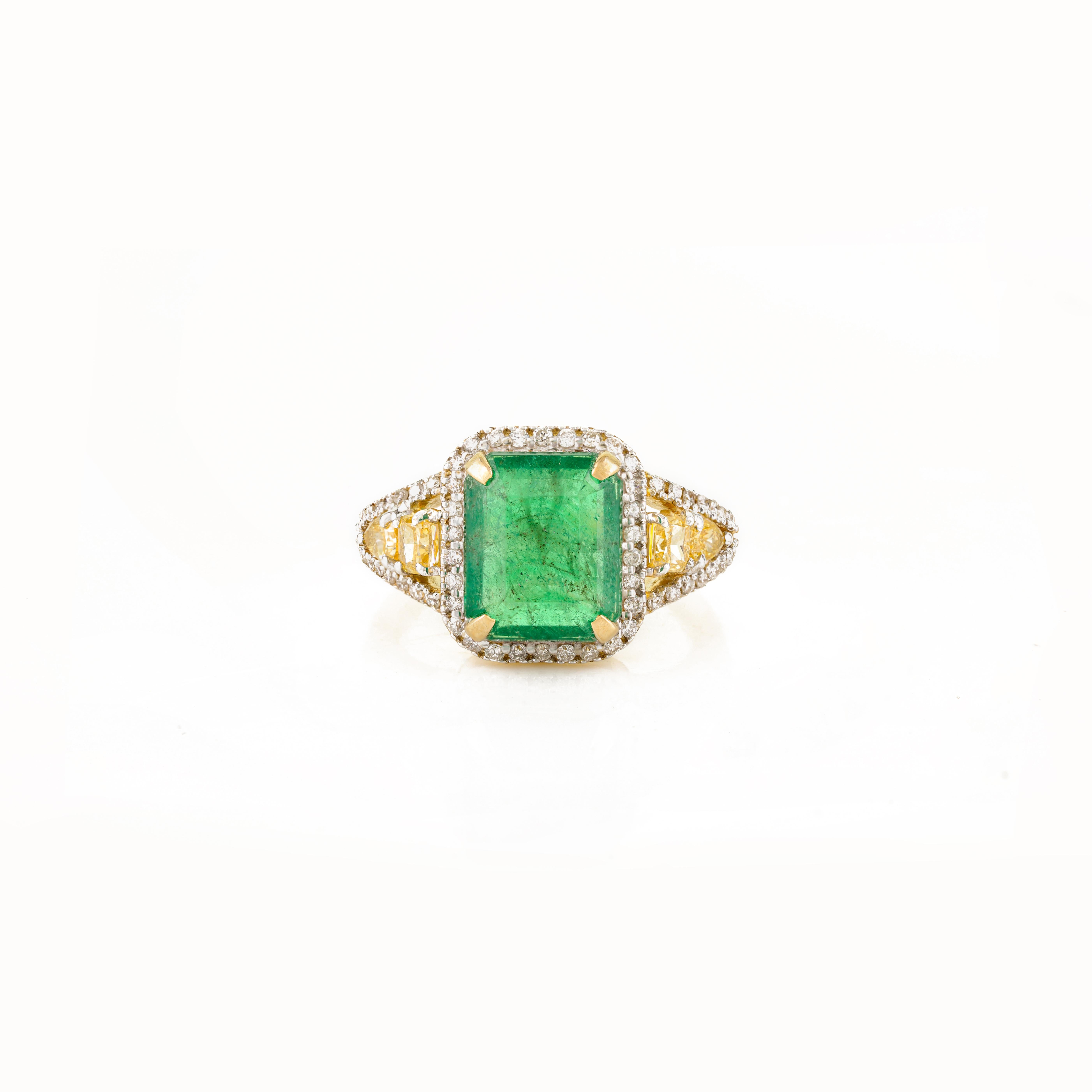 En venta: Zambian Emerald and Diamond Wedding Ring in 14k Yellow gold Perfect Luxury Gift  7