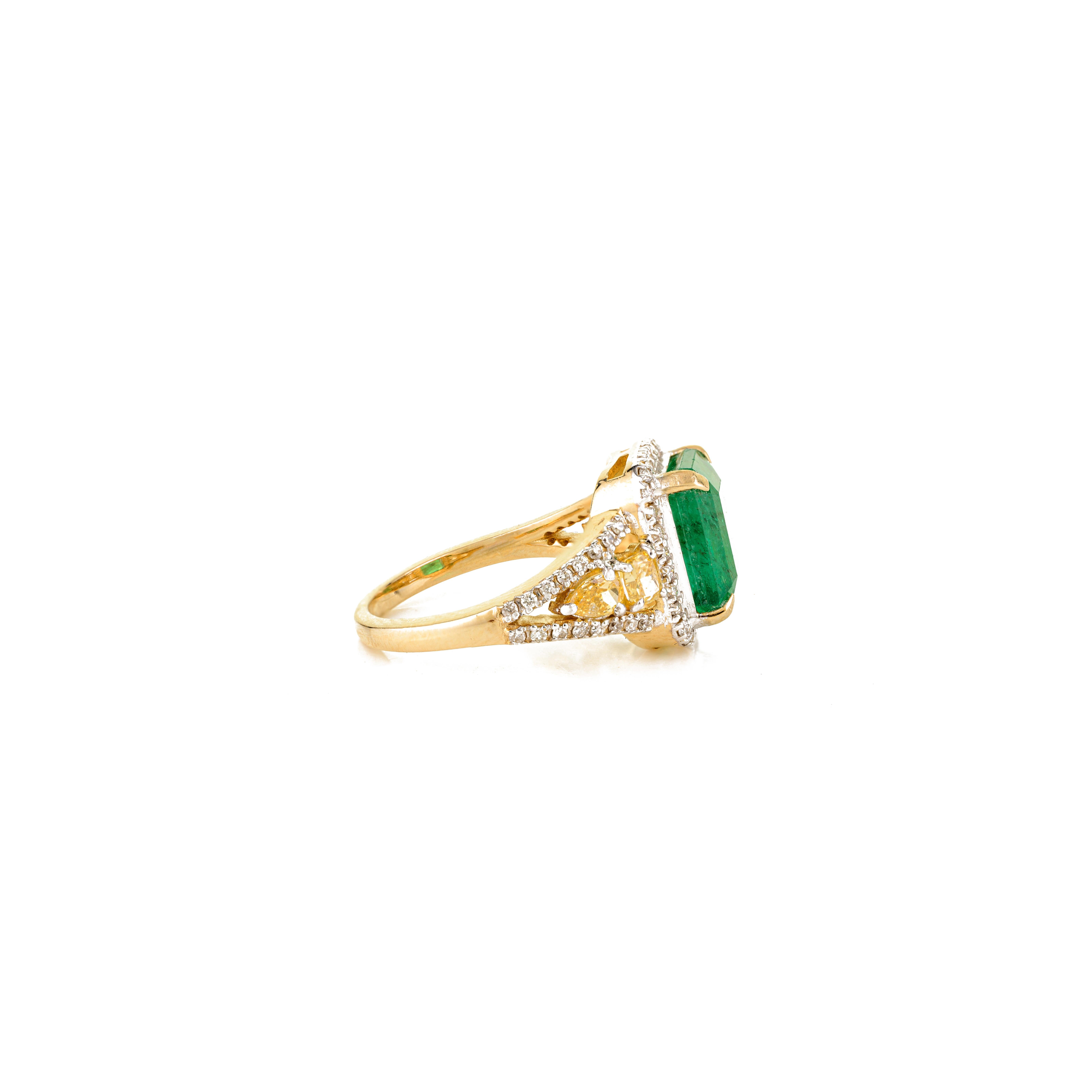 En venta: Zambian Emerald and Diamond Wedding Ring in 14k Yellow gold Perfect Luxury Gift  9
