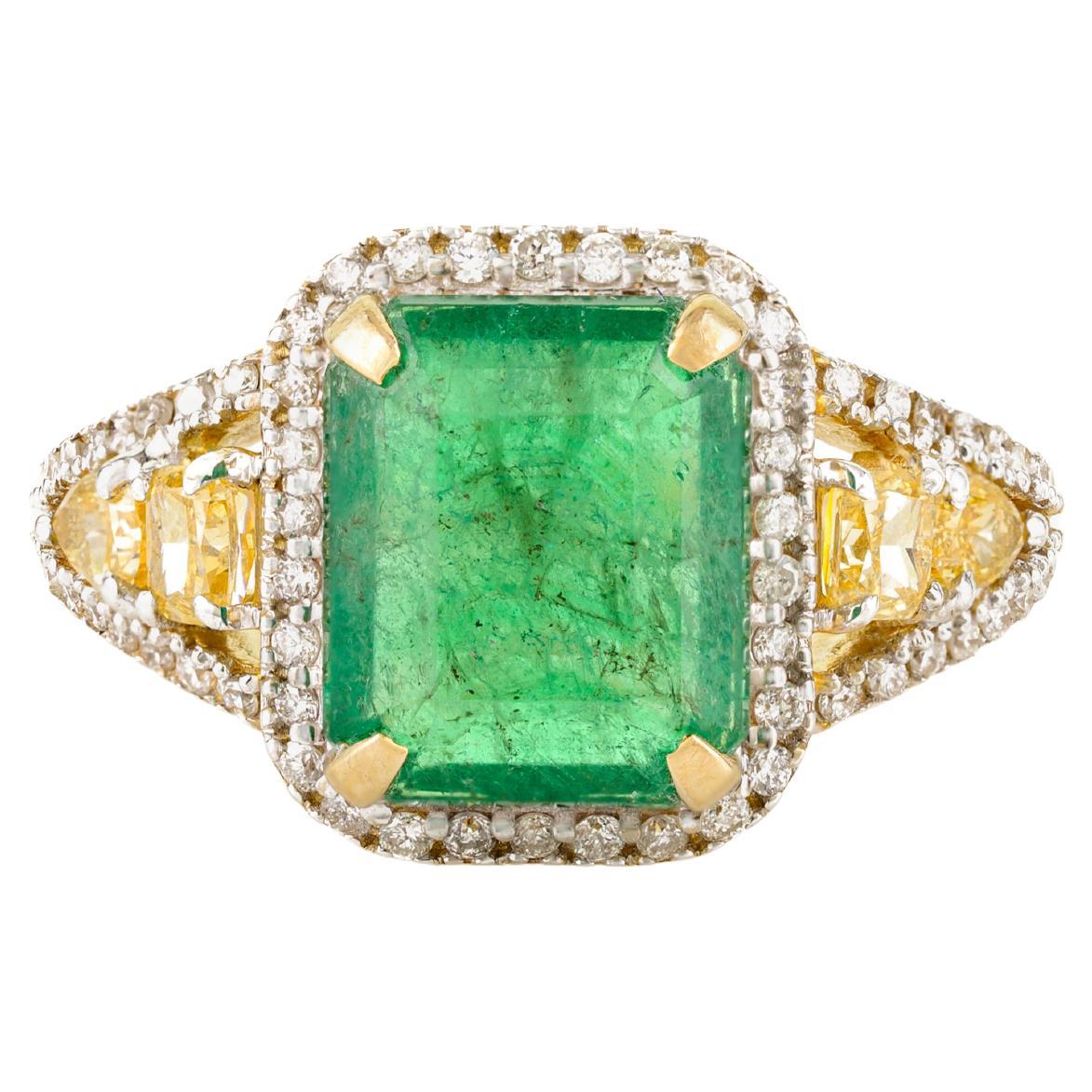 En venta: Zambian Emerald and Diamond Wedding Ring in 14k Yellow gold Perfect Luxury Gift