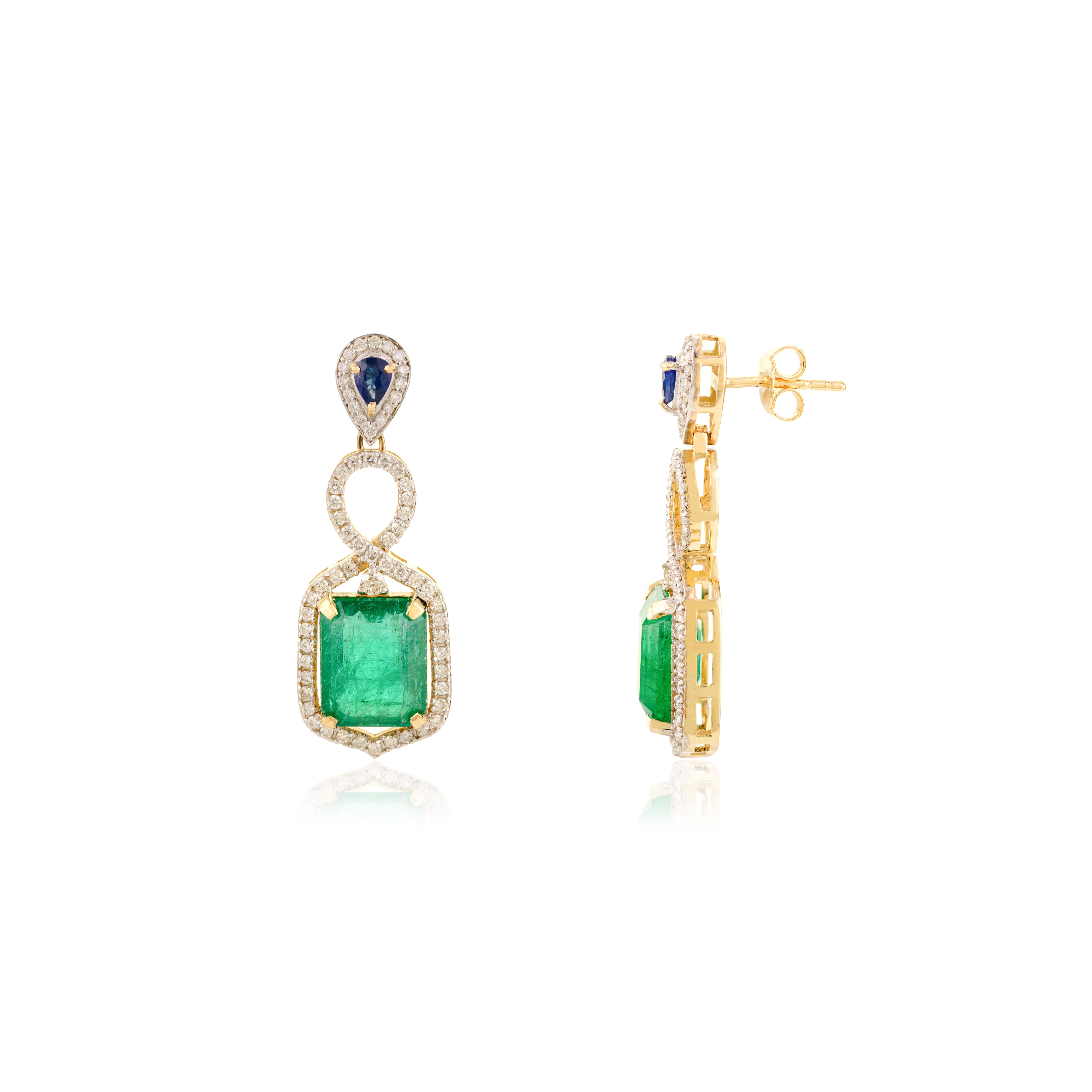 Art Déco Zambian Emerald and Sapphire Drop Earrings in 14k Gold with Diamond Halo Accents in vendita