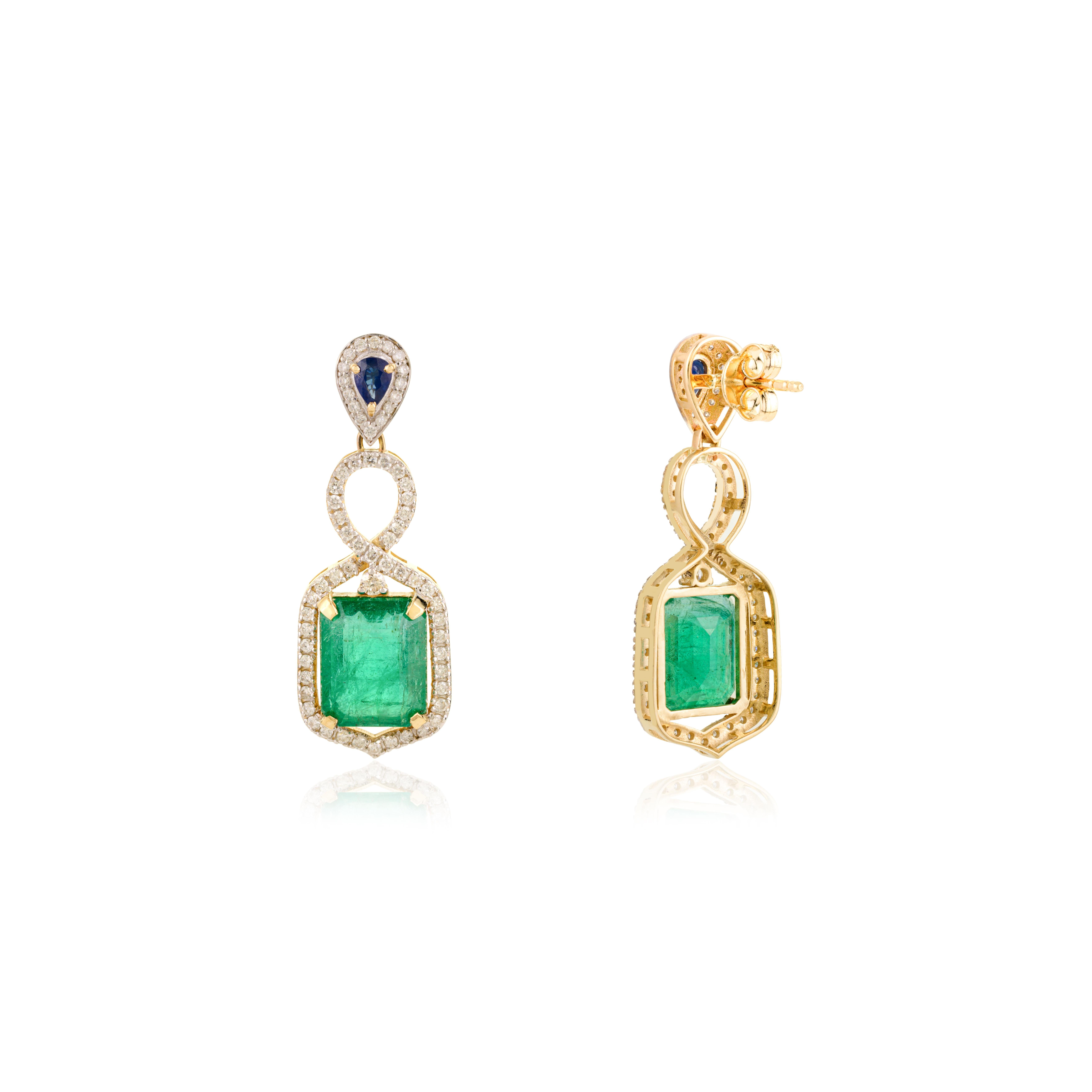 Zambian Emerald and Sapphire Drop Earrings in 14k Gold with Diamond Halo Accents In condizioni Nuovo in vendita a New York, NY