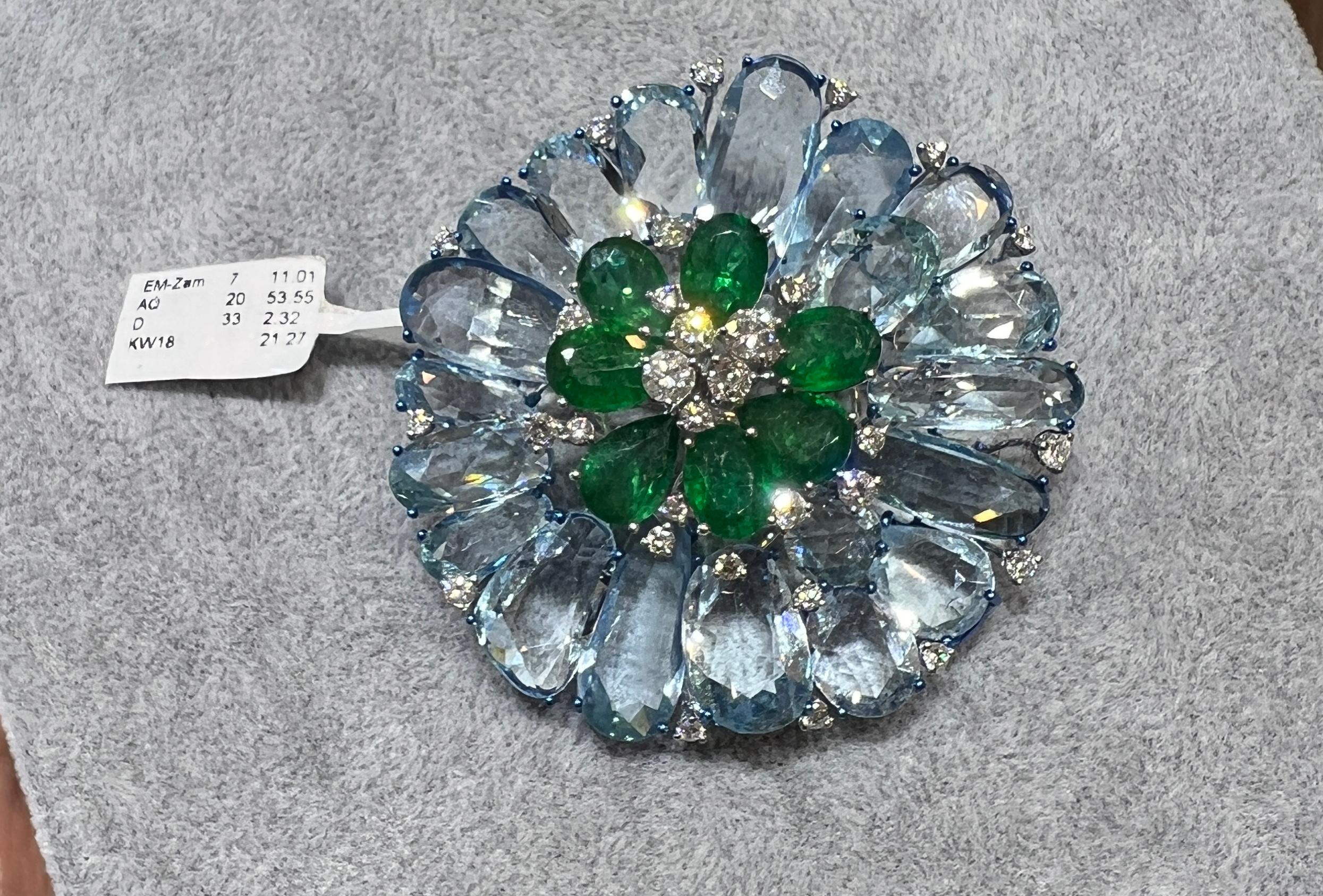 Broche Floral de Esmeralda de Zambia, Aguamarina y Diamantes en Oro Blanco y Azul de 18 K Contemporáneo en venta