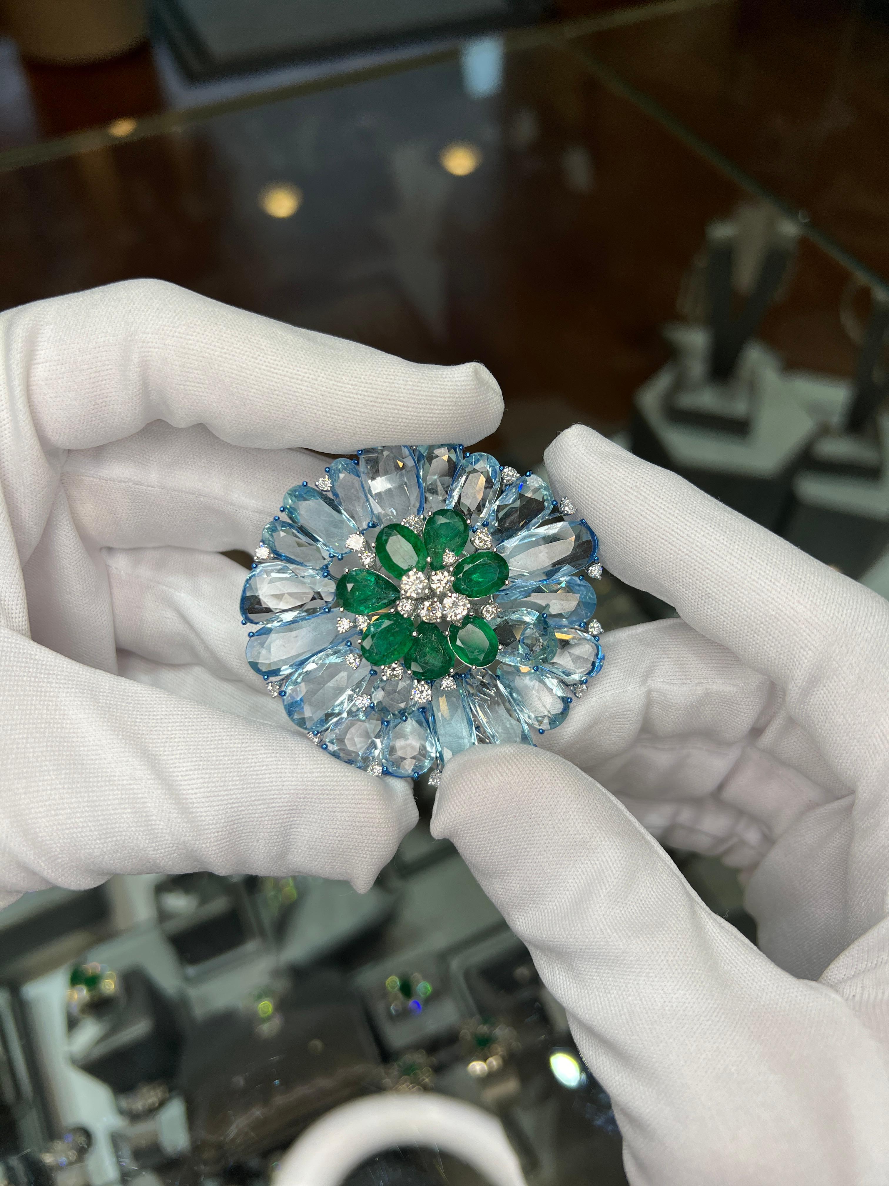 Broche Floral de Esmeralda de Zambia, Aguamarina y Diamantes en Oro Blanco y Azul de 18 K Corte brillante en venta