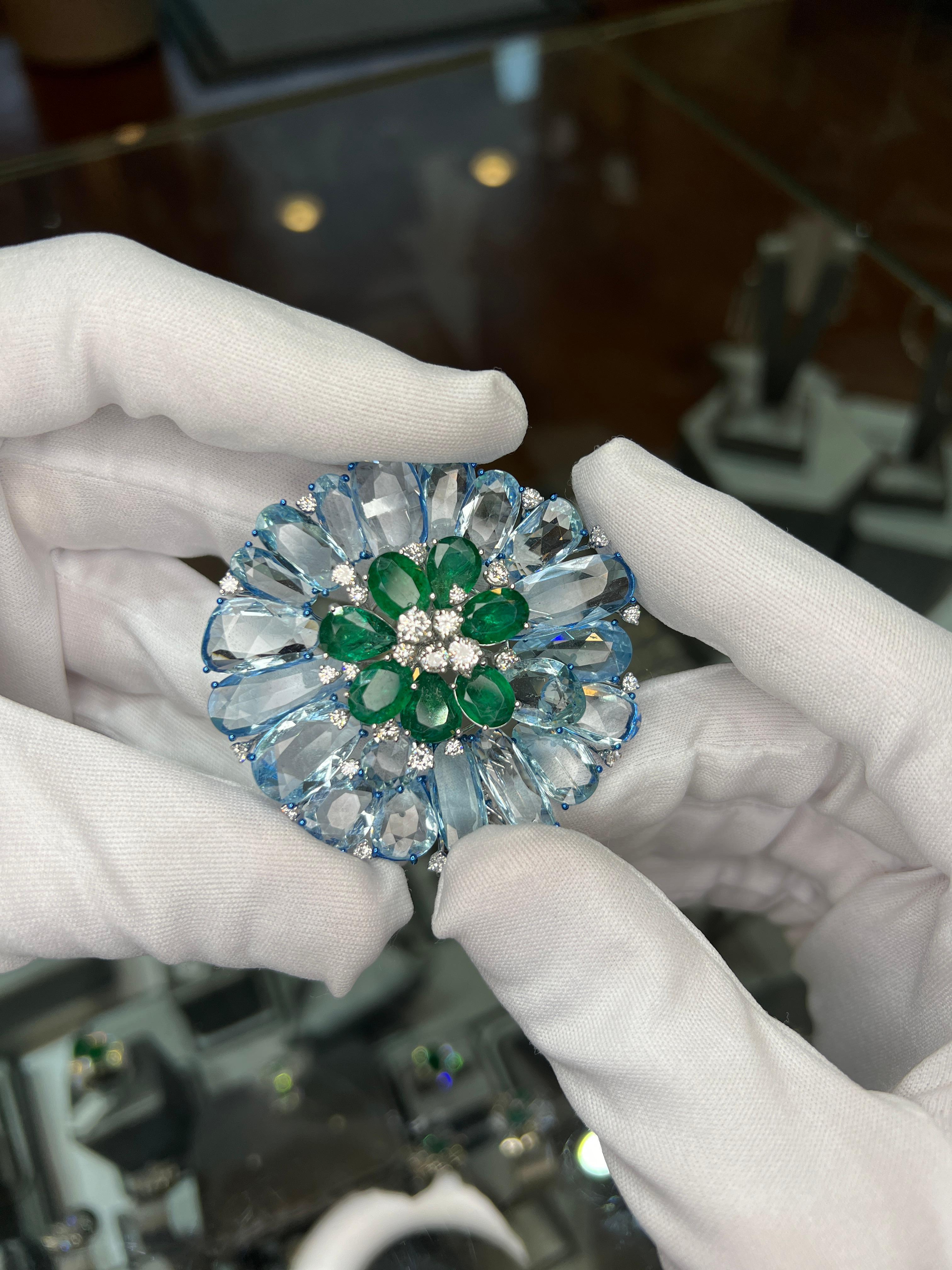 Broche Floral de Esmeralda de Zambia, Aguamarina y Diamantes en Oro Blanco y Azul de 18 K en Nuevo estado para la venta en Great Neck, NY