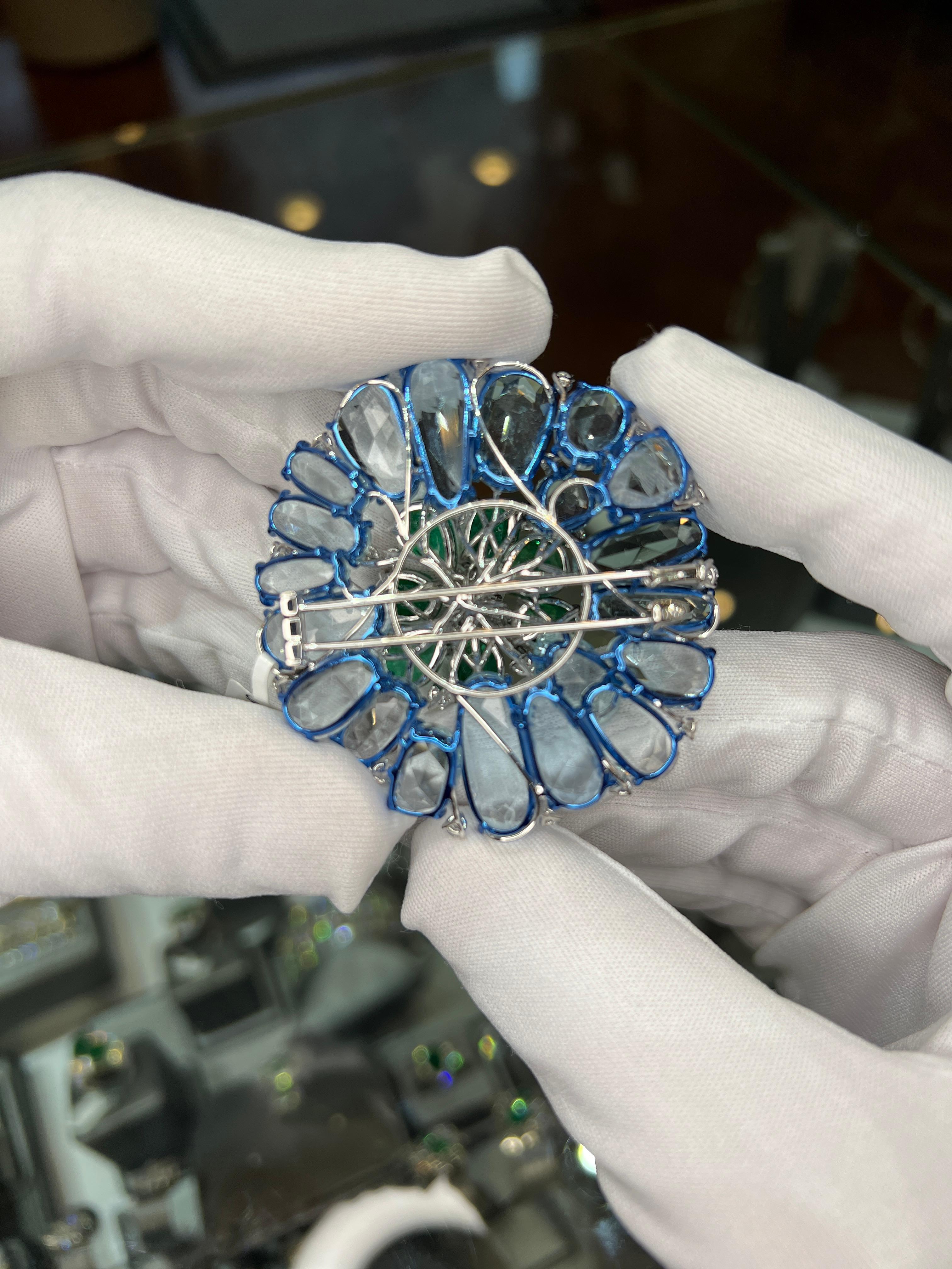 Broche Floral de Esmeralda de Zambia, Aguamarina y Diamantes en Oro Blanco y Azul de 18 K en venta 1