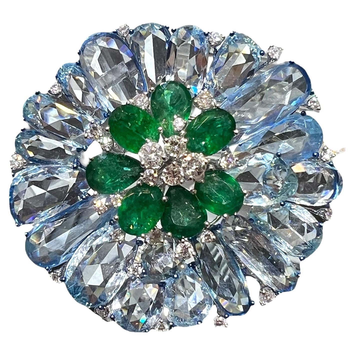 Broche Floral de Esmeralda de Zambia, Aguamarina y Diamantes en Oro Blanco y Azul de 18 K en venta