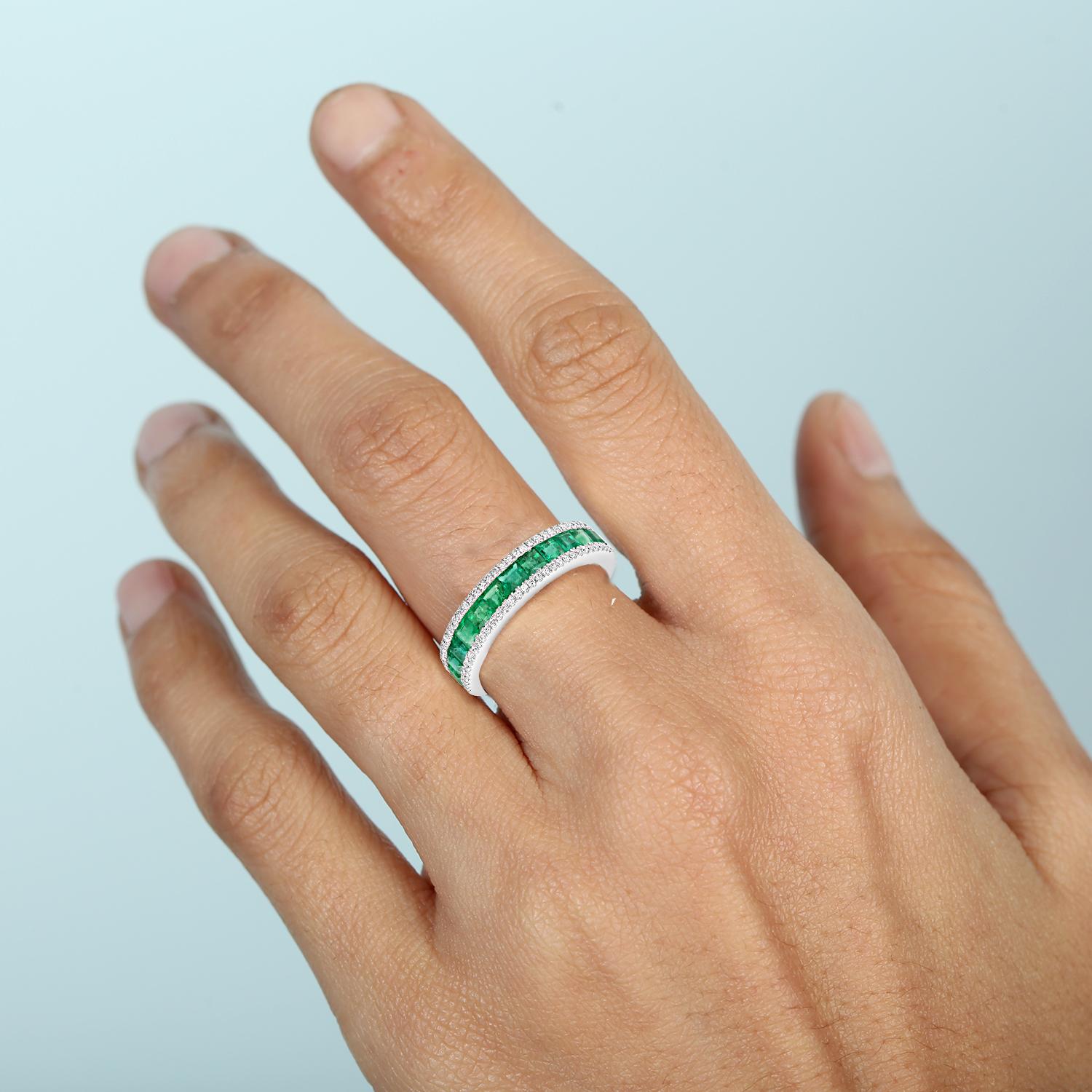 Eine klassische Silhouette mit einem kühnen Hauch von Farbe - dieser Ring aus 18 Kt. Weißgold besteht aus 1,40 Karat üppigen sambischen Smaragden, die von 0,24 Karat funkelnden Diamanten akzentuiert werden. Das schlichte Design macht es einfach, ihn