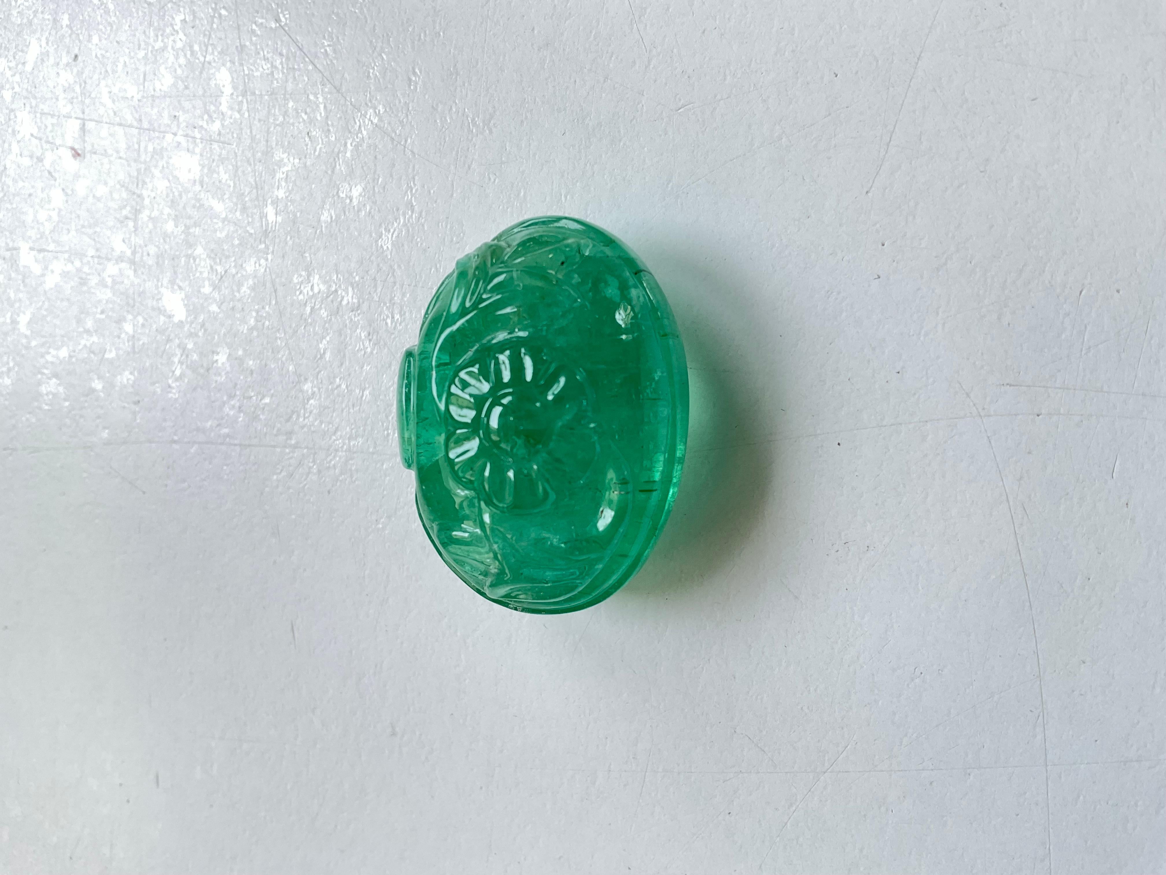 Zambian Emerald Carved Cabochon Antique Pendant Style Loose Gemstone for Jewelry In New Condition For Sale In Jaipur, RJ