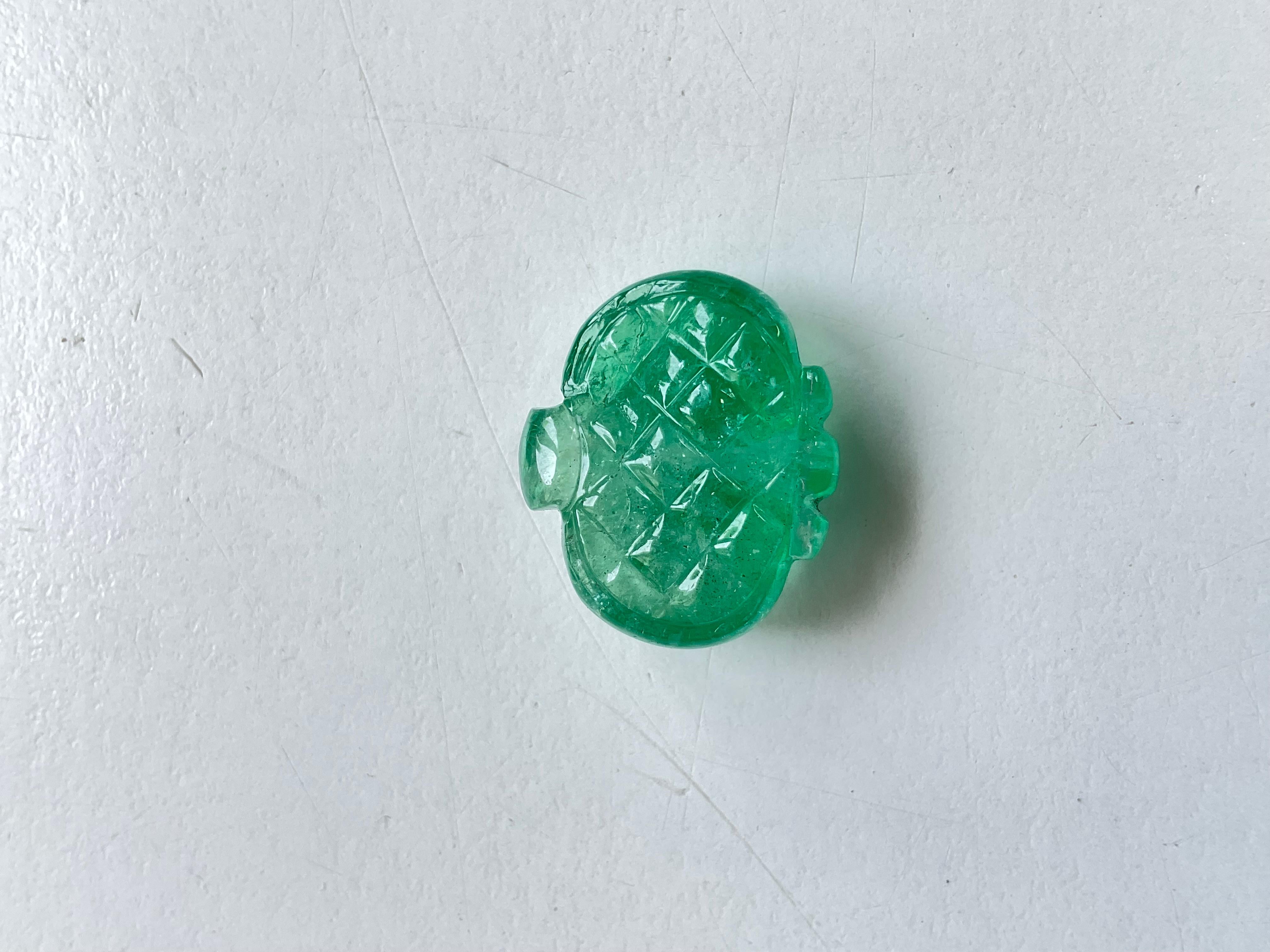 Zambian Emerald Carved Cabochon Antique Pendant Style Loose Gemstone for Jewelry In New Condition For Sale In Jaipur, RJ