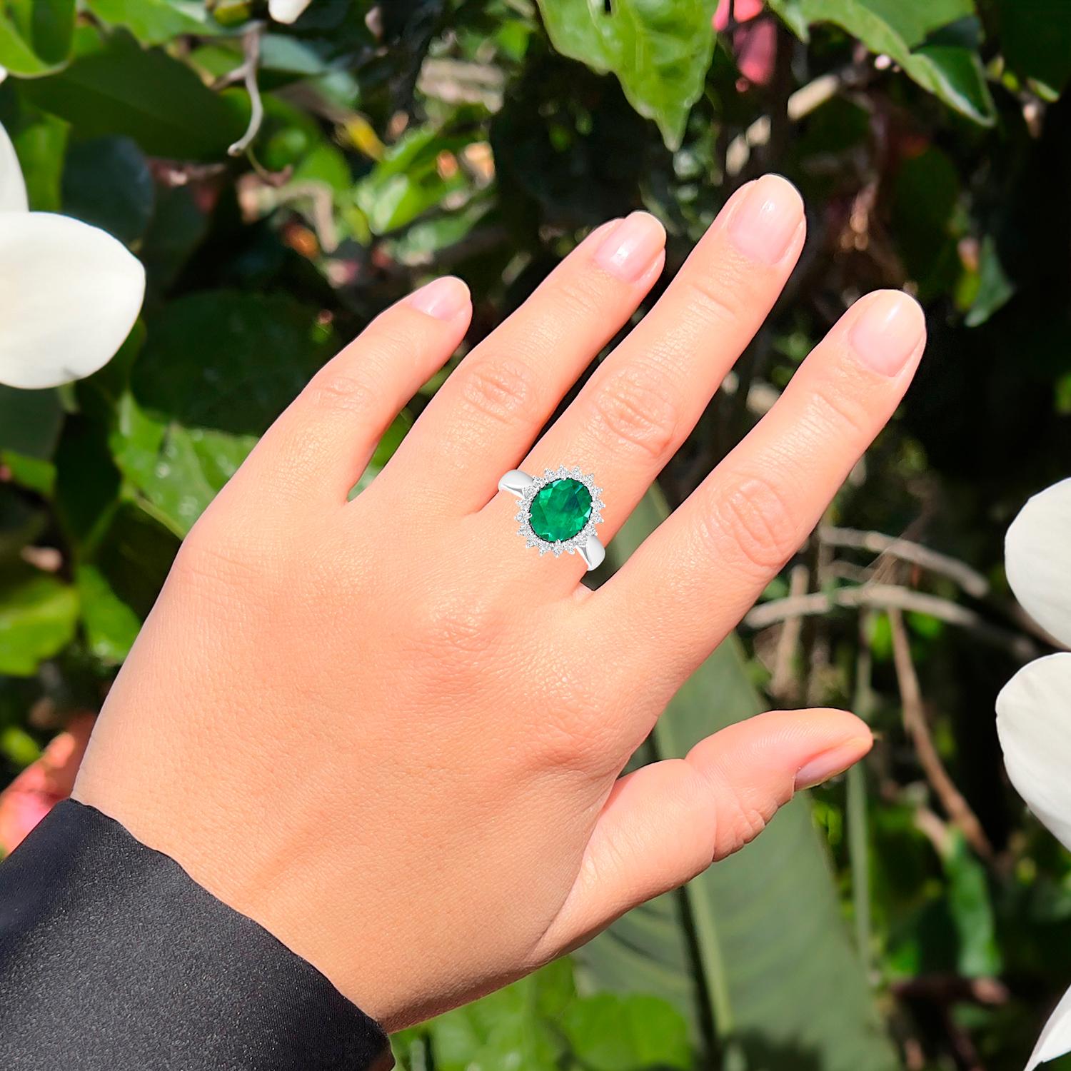 Contemporain Bague cocktail en or 14 carats sertie d'émeraudes de Zambie et de diamants de 3,7 carats au total en vente