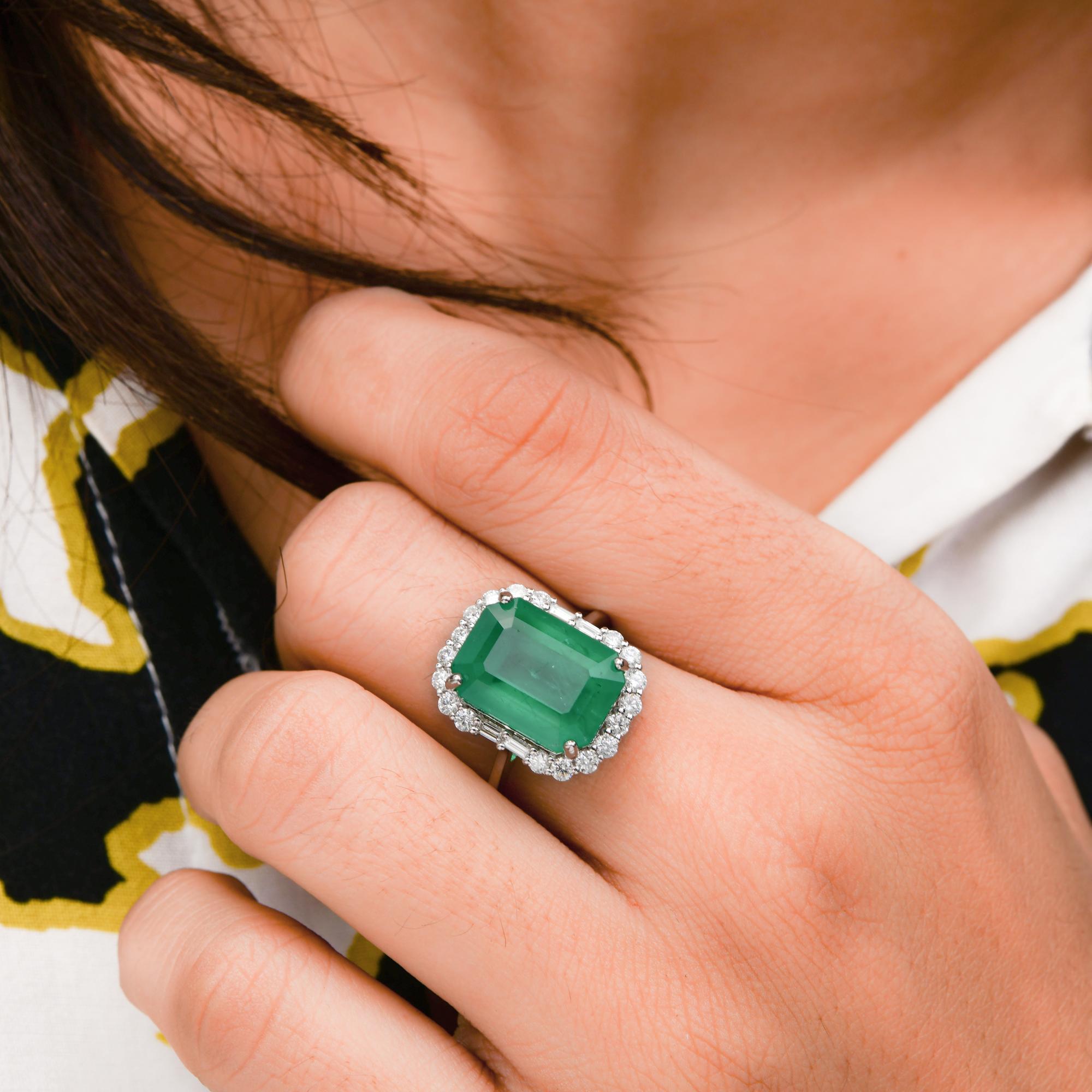 Zambian Emerald Cocktail Ring SI Clarity HI Color Diamond 14 Karat White Gold In New Condition For Sale In Diera, Dubai
