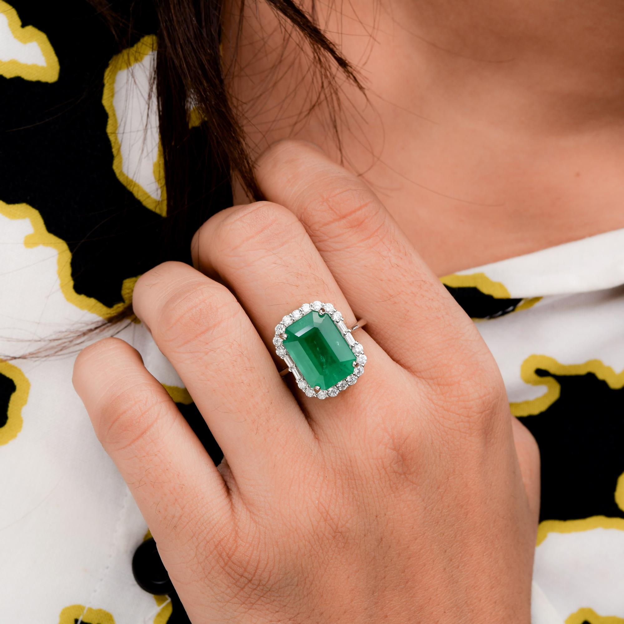 Women's Zambian Emerald Cocktail Ring SI Clarity HI Color Diamond 18 Karat White Gold For Sale