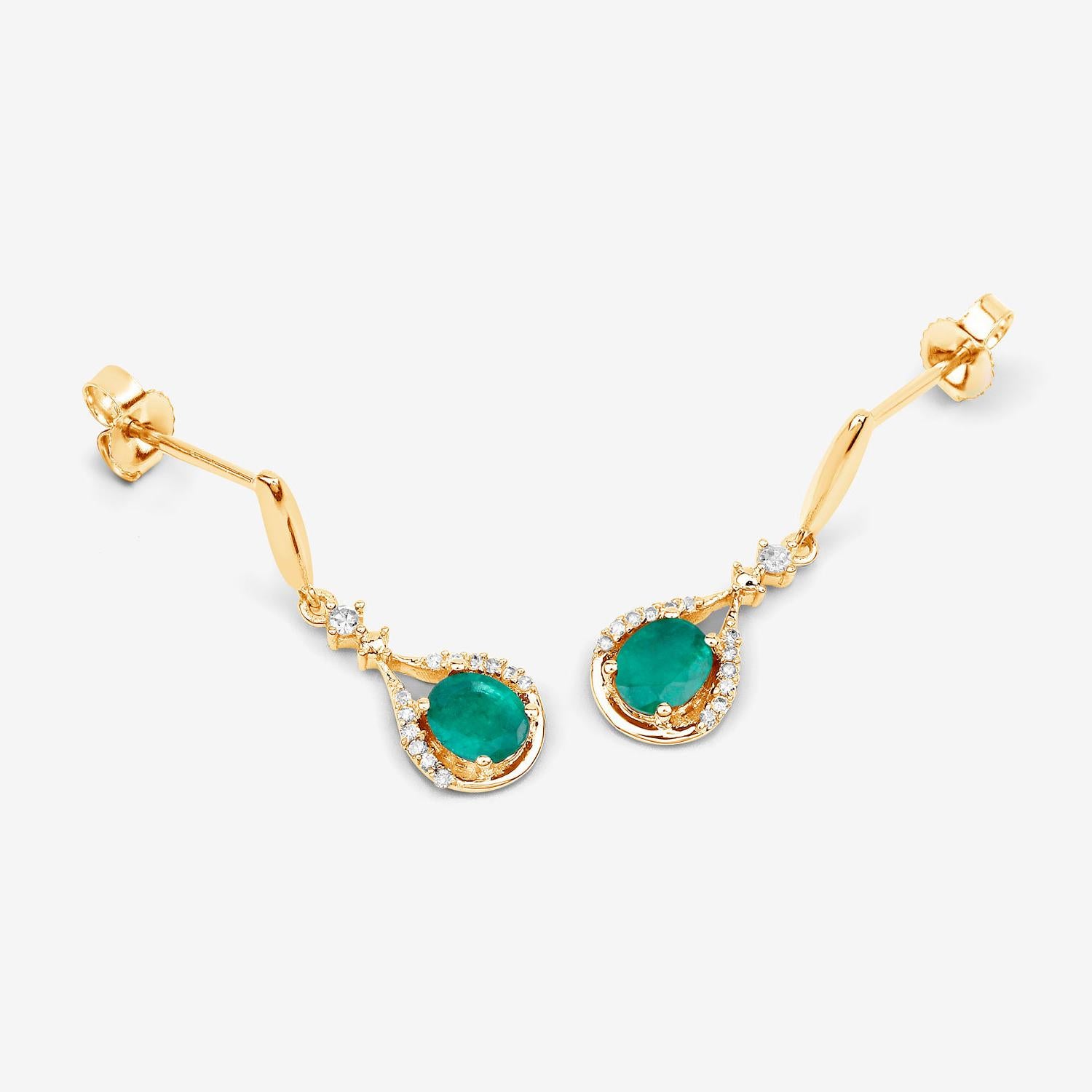 Boucles d'oreilles pendantes en émeraude de Zambie Diamants 0,6 carats Or jaune 14K Excellent état - En vente à Punta Gorda, FL